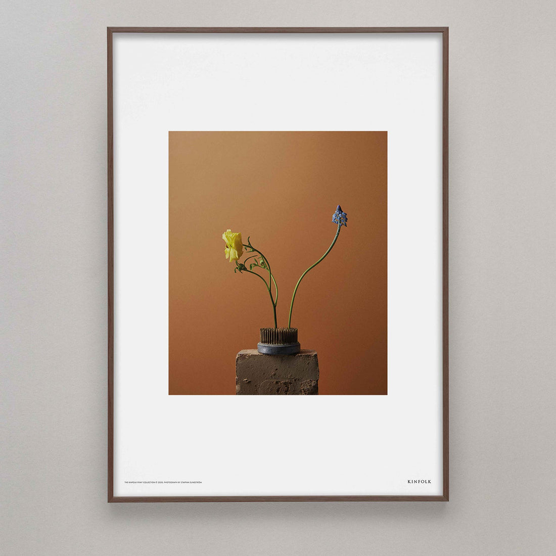 Alium（アリウム）は、デンマーク・コペンハーゲン発のアートとインテリアの融合を目指すポスターブランドかつギャラリーです。2010年代半ばにThe Poster Club創業者トーマスニッセン氏らによって設立され、歴史あるフレデリクスベルク市庁舎横の建物を拠点に、限定アート作品とオブジェを展示・販売しています。カラーや構図にこだわったポスターは、北欧的なスローライフや自然美を背景としつつ、無機質でミニマルな空間にも調和します。クラフトマンシップとデザイン性を重視し、アーティストとの協働によるオリジナリティ溢れる作品を通じて、「暮らしを美と創造性で豊かにする」姿勢を訴求しています。ギャラリーでは巡回展やアートイベントを定期開催し、既成のインテリア領域に留まらない文化的な体験の場を提供。ポスターという商材を媒介にしながらも、生活空間とアート空間の垣根を解き、個々の感性に触発を与えることをミッションとしています。