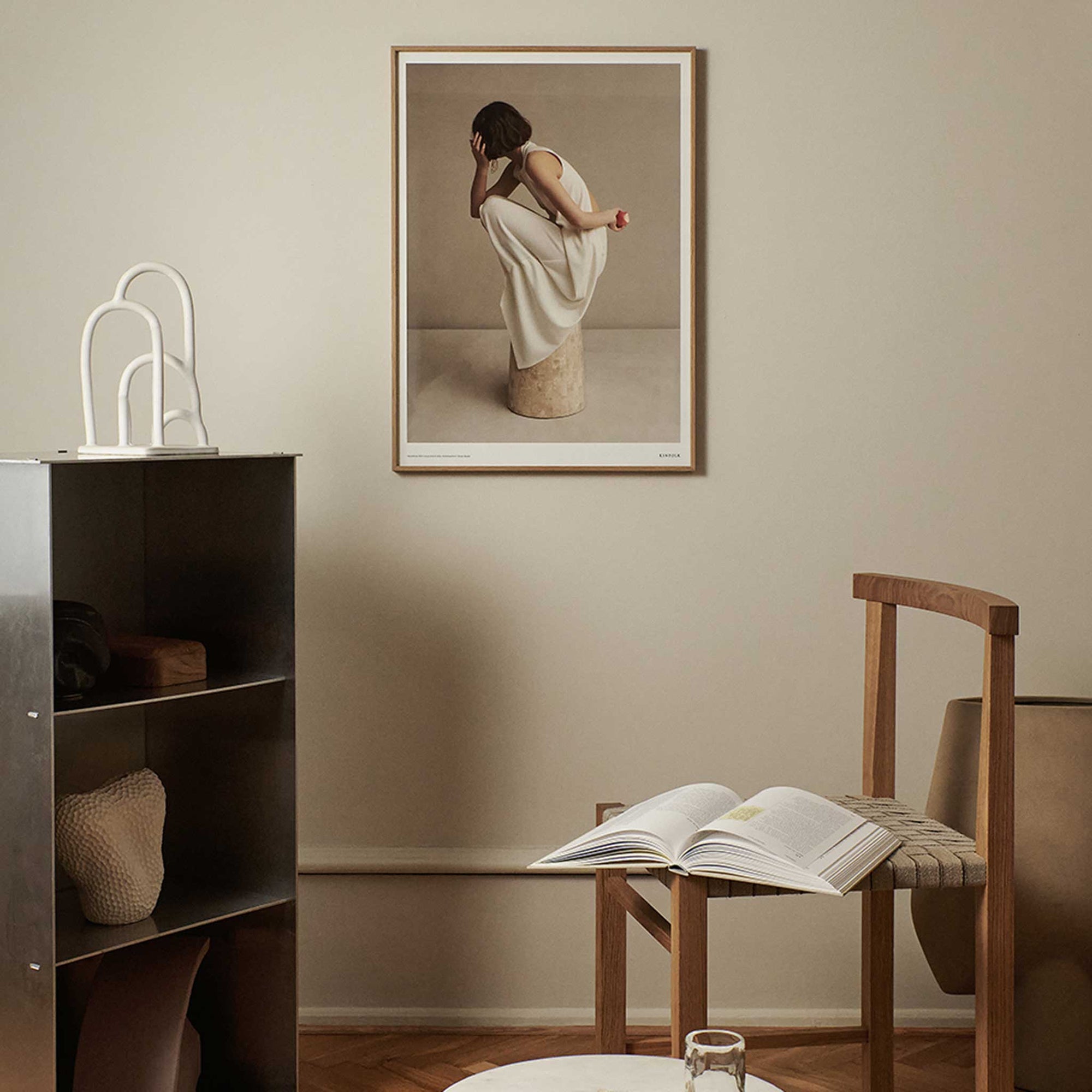 Alium（アリウム）は、デンマーク・コペンハーゲン発のアートとインテリアの融合を目指すポスターブランドかつギャラリーです。2010年代半ばにThe Poster Club創業者トーマスニッセン氏らによって設立され、歴史あるフレデリクスベルク市庁舎横の建物を拠点に、限定アート作品とオブジェを展示・販売しています。カラーや構図にこだわったポスターは、北欧的なスローライフや自然美を背景としつつ、無機質でミニマルな空間にも調和します。クラフトマンシップとデザイン性を重視し、アーティストとの協働によるオリジナリティ溢れる作品を通じて、「暮らしを美と創造性で豊かにする」姿勢を訴求しています。ギャラリーでは巡回展やアートイベントを定期開催し、既成のインテリア領域に留まらない文化的な体験の場を提供。ポスターという商材を媒介にしながらも、生活空間とアート空間の垣根を解き、個々の感性に触発を与えることをミッションとしています。