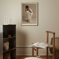 Alium（アリウム）は、デンマーク・コペンハーゲン発のアートとインテリアの融合を目指すポスターブランドかつギャラリーです。2010年代半ばにThe Poster Club創業者トーマスニッセン氏らによって設立され、歴史あるフレデリクスベルク市庁舎横の建物を拠点に、限定アート作品とオブジェを展示・販売しています。カラーや構図にこだわったポスターは、北欧的なスローライフや自然美を背景としつつ、無機質でミニマルな空間にも調和します。クラフトマンシップとデザイン性を重視し、アーティストとの協働によるオリジナリティ溢れる作品を通じて、「暮らしを美と創造性で豊かにする」姿勢を訴求しています。ギャラリーでは巡回展やアートイベントを定期開催し、既成のインテリア領域に留まらない文化的な体験の場を提供。ポスターという商材を媒介にしながらも、生活空間とアート空間の垣根を解き、個々の感性に触発を与えることをミッションとしています。