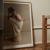 Alium（アリウム）は、デンマーク・コペンハーゲン発のアートとインテリアの融合を目指すポスターブランドかつギャラリーです。2010年代半ばにThe Poster Club創業者トーマスニッセン氏らによって設立され、歴史あるフレデリクスベルク市庁舎横の建物を拠点に、限定アート作品とオブジェを展示・販売しています。カラーや構図にこだわったポスターは、北欧的なスローライフや自然美を背景としつつ、無機質でミニマルな空間にも調和します。クラフトマンシップとデザイン性を重視し、アーティストとの協働によるオリジナリティ溢れる作品を通じて、「暮らしを美と創造性で豊かにする」姿勢を訴求しています。ギャラリーでは巡回展やアートイベントを定期開催し、既成のインテリア領域に留まらない文化的な体験の場を提供。ポスターという商材を媒介にしながらも、生活空間とアート空間の垣根を解き、個々の感性に触発を与えることをミッションとしています。