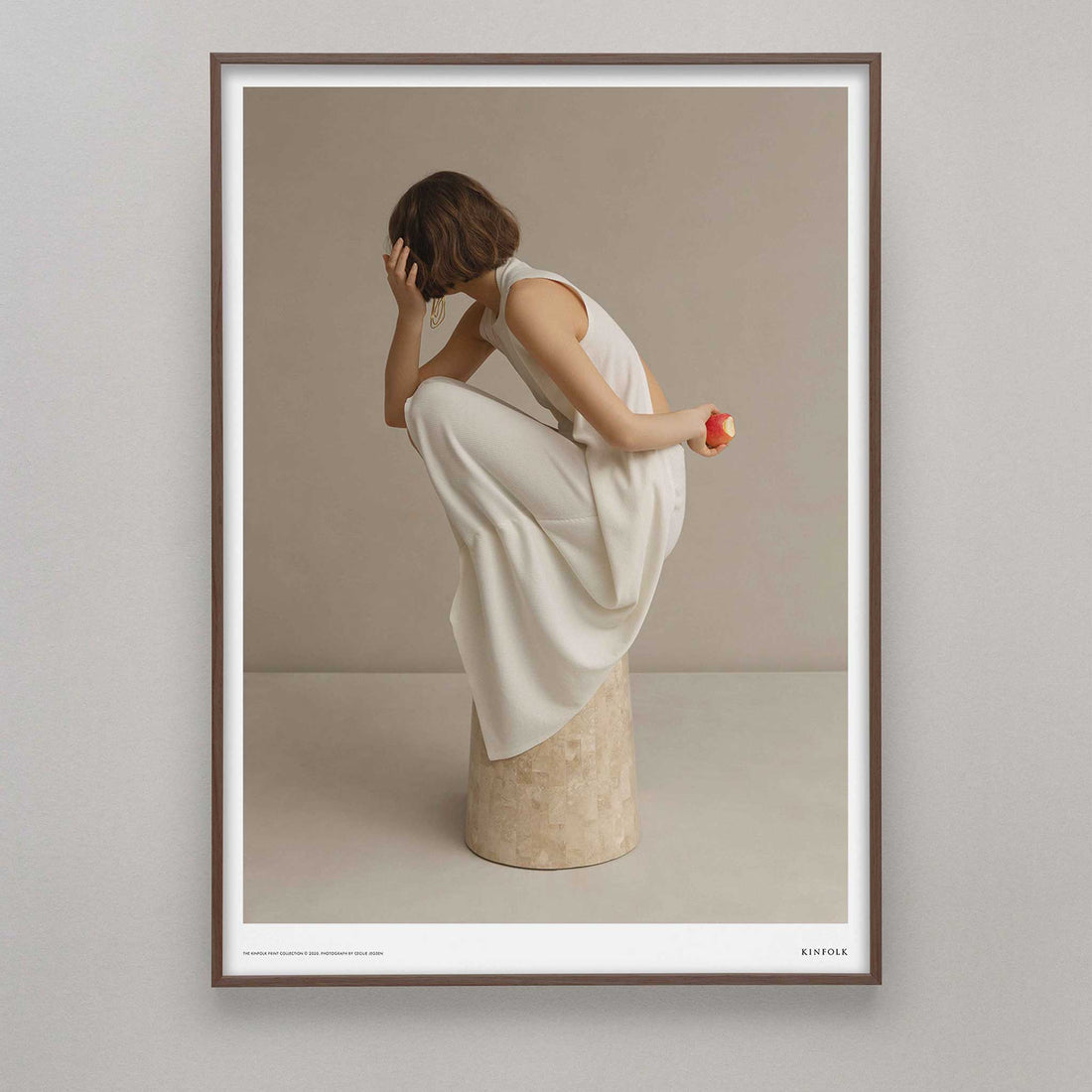 Alium（アリウム）は、デンマーク・コペンハーゲン発のアートとインテリアの融合を目指すポスターブランドかつギャラリーです。2010年代半ばにThe Poster Club創業者トーマスニッセン氏らによって設立され、歴史あるフレデリクスベルク市庁舎横の建物を拠点に、限定アート作品とオブジェを展示・販売しています。カラーや構図にこだわったポスターは、北欧的なスローライフや自然美を背景としつつ、無機質でミニマルな空間にも調和します。クラフトマンシップとデザイン性を重視し、アーティストとの協働によるオリジナリティ溢れる作品を通じて、「暮らしを美と創造性で豊かにする」姿勢を訴求しています。ギャラリーでは巡回展やアートイベントを定期開催し、既成のインテリア領域に留まらない文化的な体験の場を提供。ポスターという商材を媒介にしながらも、生活空間とアート空間の垣根を解き、個々の感性に触発を与えることをミッションとしています。