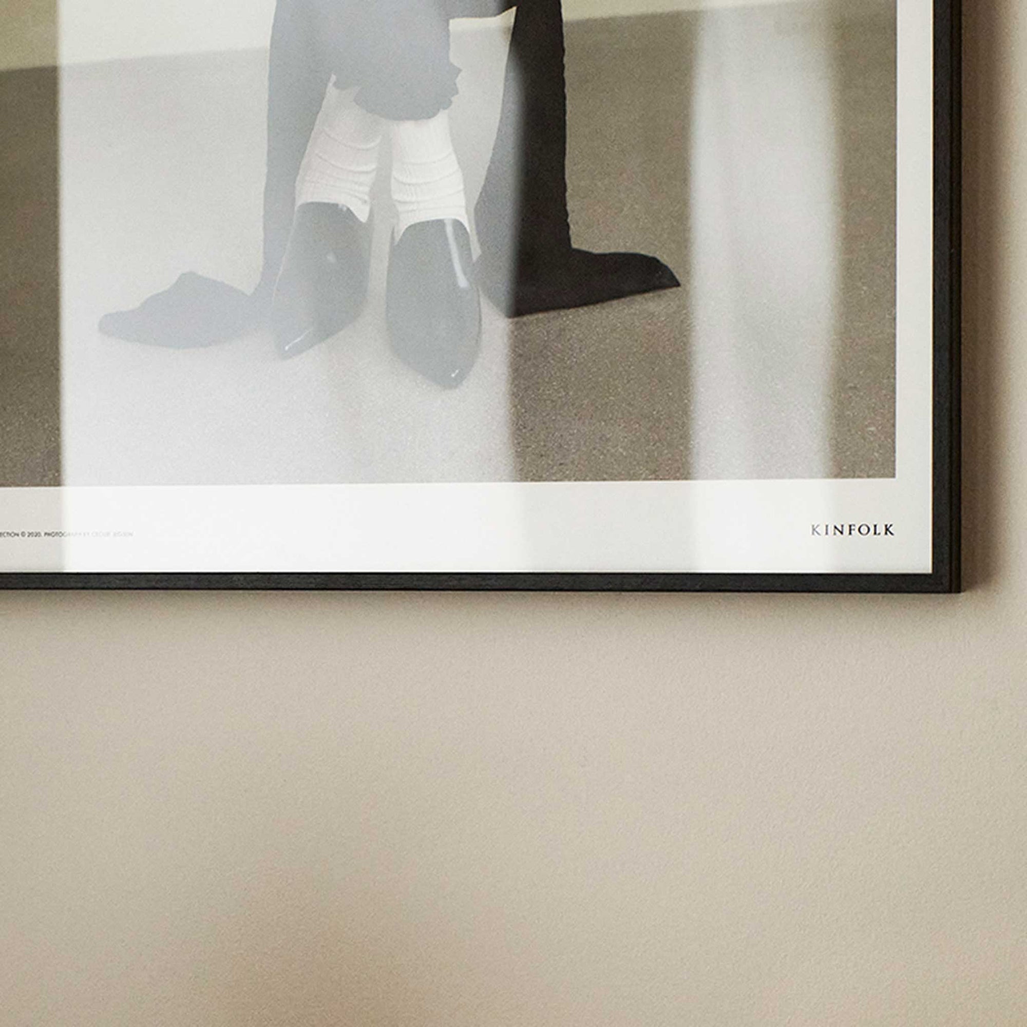 Alium（アリウム）は、デンマーク・コペンハーゲン発のアートとインテリアの融合を目指すポスターブランドかつギャラリーです。2010年代半ばにThe Poster Club創業者トーマスニッセン氏らによって設立され、歴史あるフレデリクスベルク市庁舎横の建物を拠点に、限定アート作品とオブジェを展示・販売しています。カラーや構図にこだわったポスターは、北欧的なスローライフや自然美を背景としつつ、無機質でミニマルな空間にも調和します。クラフトマンシップとデザイン性を重視し、アーティストとの協働によるオリジナリティ溢れる作品を通じて、「暮らしを美と創造性で豊かにする」姿勢を訴求しています。ギャラリーでは巡回展やアートイベントを定期開催し、既成のインテリア領域に留まらない文化的な体験の場を提供。ポスターという商材を媒介にしながらも、生活空間とアート空間の垣根を解き、個々の感性に触発を与えることをミッションとしています。