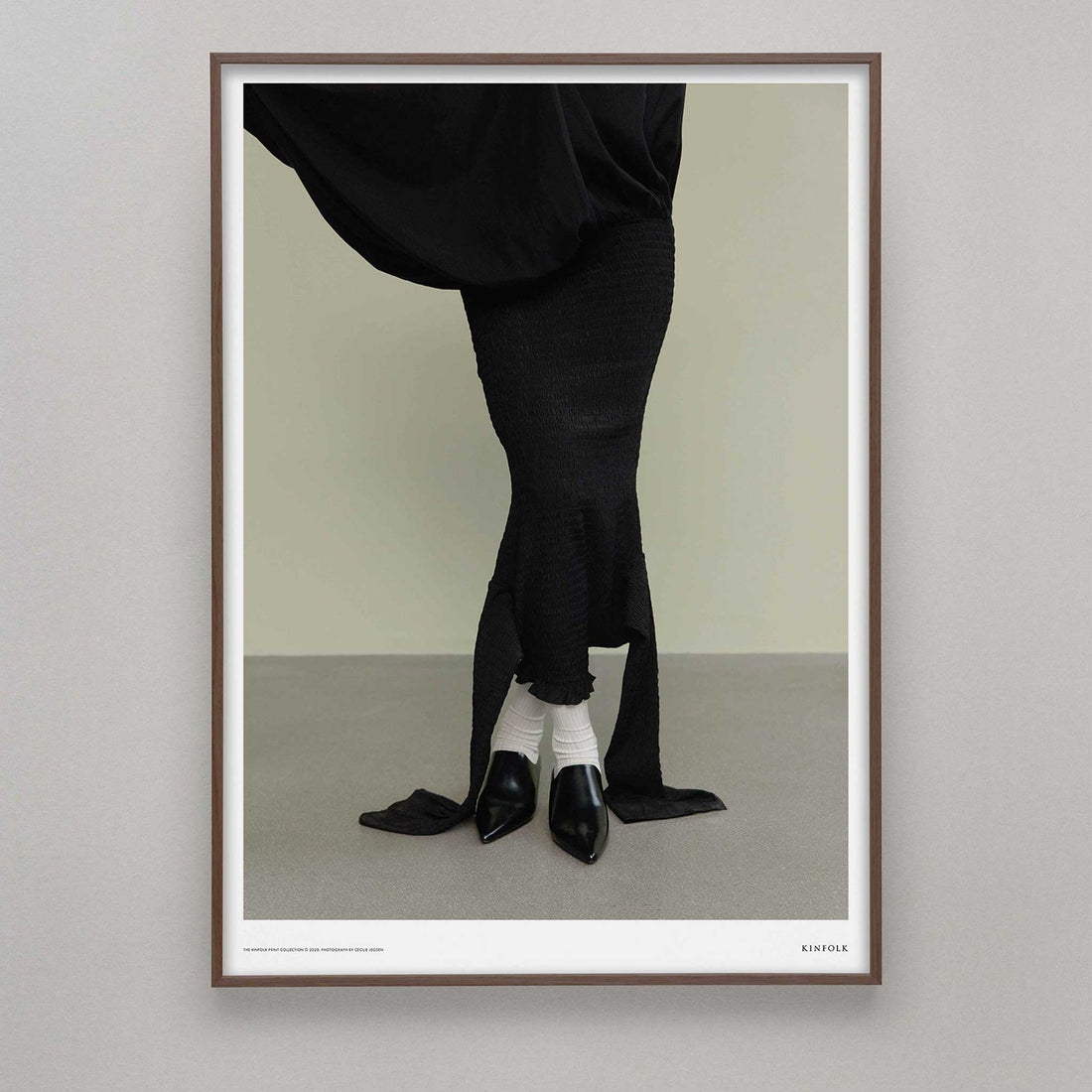 Alium（アリウム）は、デンマーク・コペンハーゲン発のアートとインテリアの融合を目指すポスターブランドかつギャラリーです。2010年代半ばにThe Poster Club創業者トーマスニッセン氏らによって設立され、歴史あるフレデリクスベルク市庁舎横の建物を拠点に、限定アート作品とオブジェを展示・販売しています。カラーや構図にこだわったポスターは、北欧的なスローライフや自然美を背景としつつ、無機質でミニマルな空間にも調和します。クラフトマンシップとデザイン性を重視し、アーティストとの協働によるオリジナリティ溢れる作品を通じて、「暮らしを美と創造性で豊かにする」姿勢を訴求しています。ギャラリーでは巡回展やアートイベントを定期開催し、既成のインテリア領域に留まらない文化的な体験の場を提供。ポスターという商材を媒介にしながらも、生活空間とアート空間の垣根を解き、個々の感性に触発を与えることをミッションとしています。