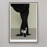 Alium（アリウム）は、デンマーク・コペンハーゲン発のアートとインテリアの融合を目指すポスターブランドかつギャラリーです。2010年代半ばにThe Poster Club創業者トーマスニッセン氏らによって設立され、歴史あるフレデリクスベルク市庁舎横の建物を拠点に、限定アート作品とオブジェを展示・販売しています。カラーや構図にこだわったポスターは、北欧的なスローライフや自然美を背景としつつ、無機質でミニマルな空間にも調和します。クラフトマンシップとデザイン性を重視し、アーティストとの協働によるオリジナリティ溢れる作品を通じて、「暮らしを美と創造性で豊かにする」姿勢を訴求しています。ギャラリーでは巡回展やアートイベントを定期開催し、既成のインテリア領域に留まらない文化的な体験の場を提供。ポスターという商材を媒介にしながらも、生活空間とアート空間の垣根を解き、個々の感性に触発を与えることをミッションとしています。