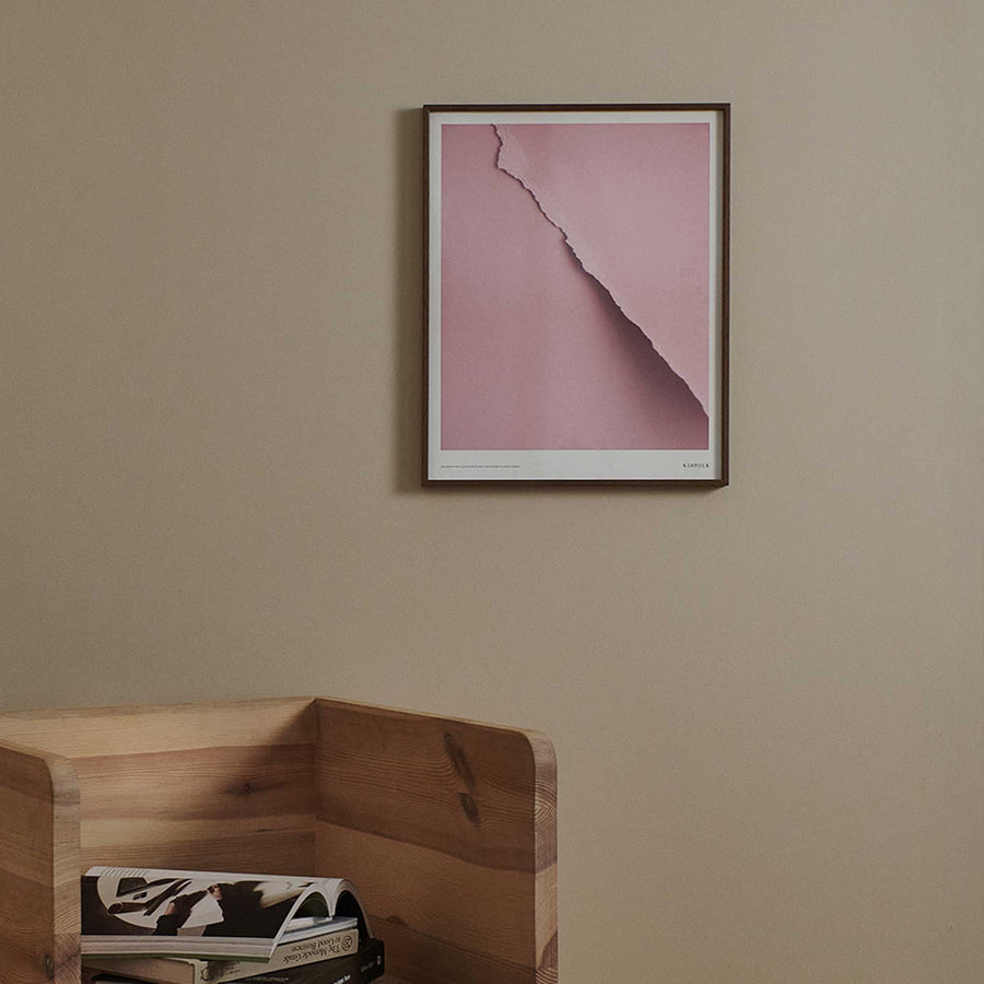 Alium（アリウム）は、デンマーク・コペンハーゲン発のアートとインテリアの融合を目指すポスターブランドかつギャラリーです。2010年代半ばにThe Poster Club創業者トーマスニッセン氏らによって設立され、歴史あるフレデリクスベルク市庁舎横の建物を拠点に、限定アート作品とオブジェを展示・販売しています。カラーや構図にこだわったポスターは、北欧的なスローライフや自然美を背景としつつ、無機質でミニマルな空間にも調和します。クラフトマンシップとデザイン性を重視し、アーティストとの協働によるオリジナリティ溢れる作品を通じて、「暮らしを美と創造性で豊かにする」姿勢を訴求しています。ギャラリーでは巡回展やアートイベントを定期開催し、既成のインテリア領域に留まらない文化的な体験の場を提供。ポスターという商材を媒介にしながらも、生活空間とアート空間の垣根を解き、個々の感性に触発を与えることをミッションとしています。