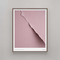 Alium（アリウム）は、デンマーク・コペンハーゲン発のアートとインテリアの融合を目指すポスターブランドかつギャラリーです。2010年代半ばにThe Poster Club創業者トーマスニッセン氏らによって設立され、歴史あるフレデリクスベルク市庁舎横の建物を拠点に、限定アート作品とオブジェを展示・販売しています。カラーや構図にこだわったポスターは、北欧的なスローライフや自然美を背景としつつ、無機質でミニマルな空間にも調和します。クラフトマンシップとデザイン性を重視し、アーティストとの協働によるオリジナリティ溢れる作品を通じて、「暮らしを美と創造性で豊かにする」姿勢を訴求しています。ギャラリーでは巡回展やアートイベントを定期開催し、既成のインテリア領域に留まらない文化的な体験の場を提供。ポスターという商材を媒介にしながらも、生活空間とアート空間の垣根を解き、個々の感性に触発を与えることをミッションとしています。