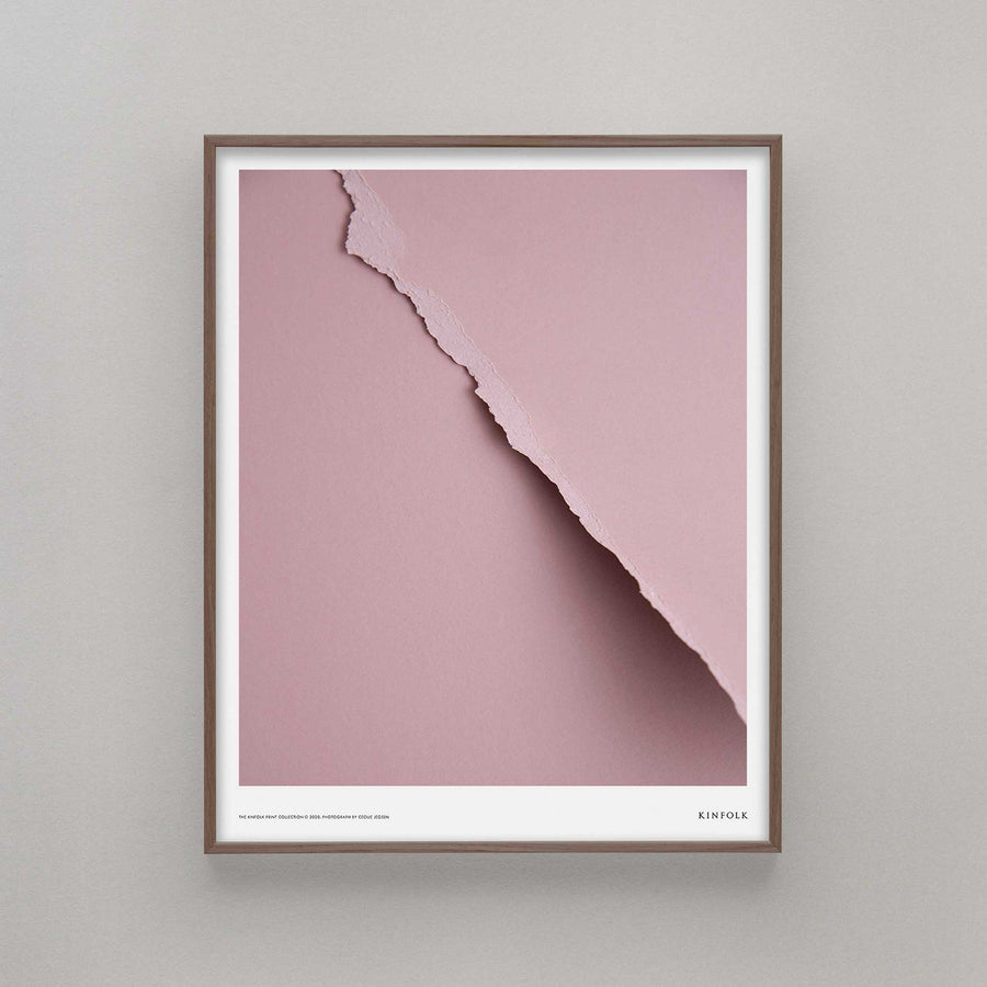 Alium（アリウム）は、デンマーク・コペンハーゲン発のアートとインテリアの融合を目指すポスターブランドかつギャラリーです。2010年代半ばにThe Poster Club創業者トーマスニッセン氏らによって設立され、歴史あるフレデリクスベルク市庁舎横の建物を拠点に、限定アート作品とオブジェを展示・販売しています。カラーや構図にこだわったポスターは、北欧的なスローライフや自然美を背景としつつ、無機質でミニマルな空間にも調和します。クラフトマンシップとデザイン性を重視し、アーティストとの協働によるオリジナリティ溢れる作品を通じて、「暮らしを美と創造性で豊かにする」姿勢を訴求しています。ギャラリーでは巡回展やアートイベントを定期開催し、既成のインテリア領域に留まらない文化的な体験の場を提供。ポスターという商材を媒介にしながらも、生活空間とアート空間の垣根を解き、個々の感性に触発を与えることをミッションとしています。