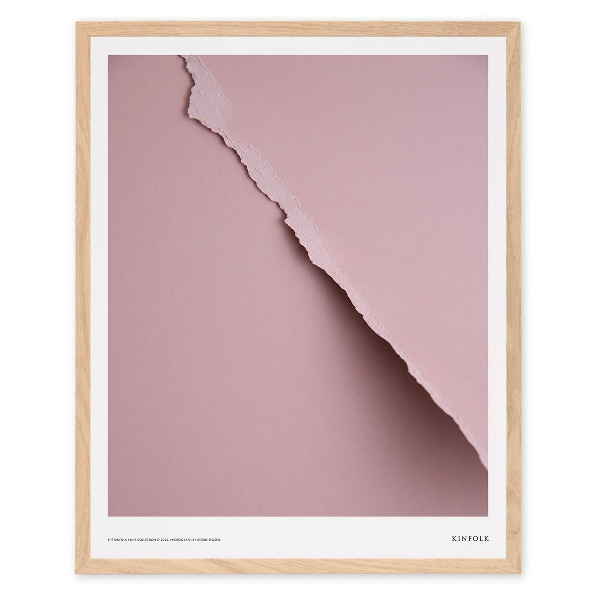 Alium（アリウム）は、デンマーク・コペンハーゲン発のアートとインテリアの融合を目指すポスターブランドかつギャラリーです。2010年代半ばにThe Poster Club創業者トーマスニッセン氏らによって設立され、歴史あるフレデリクスベルク市庁舎横の建物を拠点に、限定アート作品とオブジェを展示・販売しています。カラーや構図にこだわったポスターは、北欧的なスローライフや自然美を背景としつつ、無機質でミニマルな空間にも調和します。クラフトマンシップとデザイン性を重視し、アーティストとの協働によるオリジナリティ溢れる作品を通じて、「暮らしを美と創造性で豊かにする」姿勢を訴求しています。ギャラリーでは巡回展やアートイベントを定期開催し、既成のインテリア領域に留まらない文化的な体験の場を提供。ポスターという商材を媒介にしながらも、生活空間とアート空間の垣根を解き、個々の感性に触発を与えることをミッションとしています。