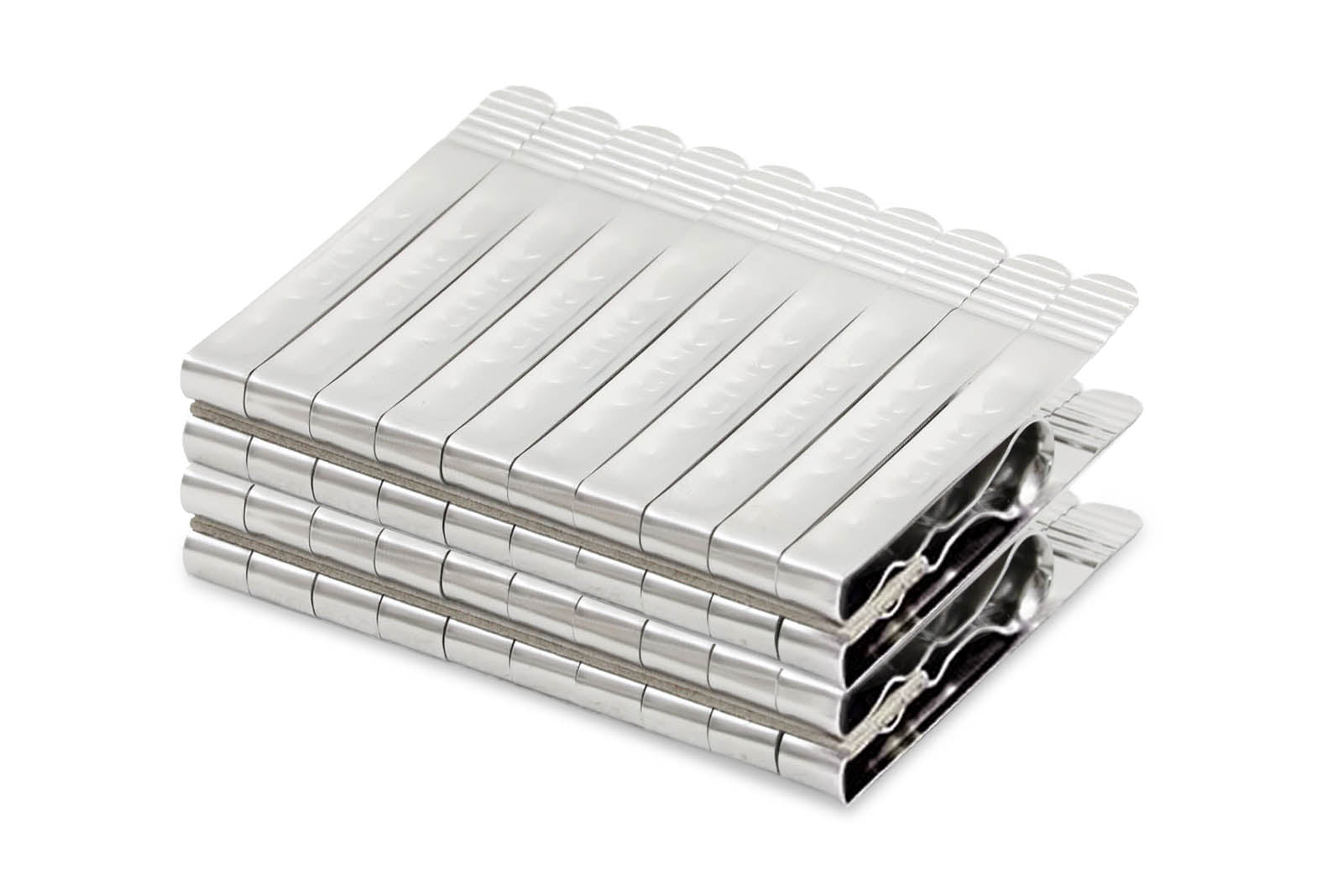 Pinchnox（パシノックス）は、1953年にフランスで誕生した、機能美と耐久性を兼ね備えたステンレス製ピンチの専門ブランドです。その象徴的な製品は、フランス・Aperam社製の単一ステンレス鋼ストリップから成形され、溶接やネジを一切使用せずに完成されるという、高度な加工技術の結晶。精密な圧延・研磨・曲げ加工が施され、卓越した強度と柔軟性を両立しています。プラスチック製や木製のピンチに見られる摩耗や劣化の心配がなく、錆びにくく、屋内外を問わずあらゆる環境で使用可能。エレガントでタイムレスなデザインは、美しさと実用性を見事に両立し、まさに一生ものとして愛用できる逸品です。製造は今も変わらずフランス国内で行われ、熟練職人の手によってひとつひとつ丁寧に仕上げられています。使い捨ての時代に抗い、持続可能な未来を見据えたPinchnoxは、暮らしに寄り添う真の道具です。