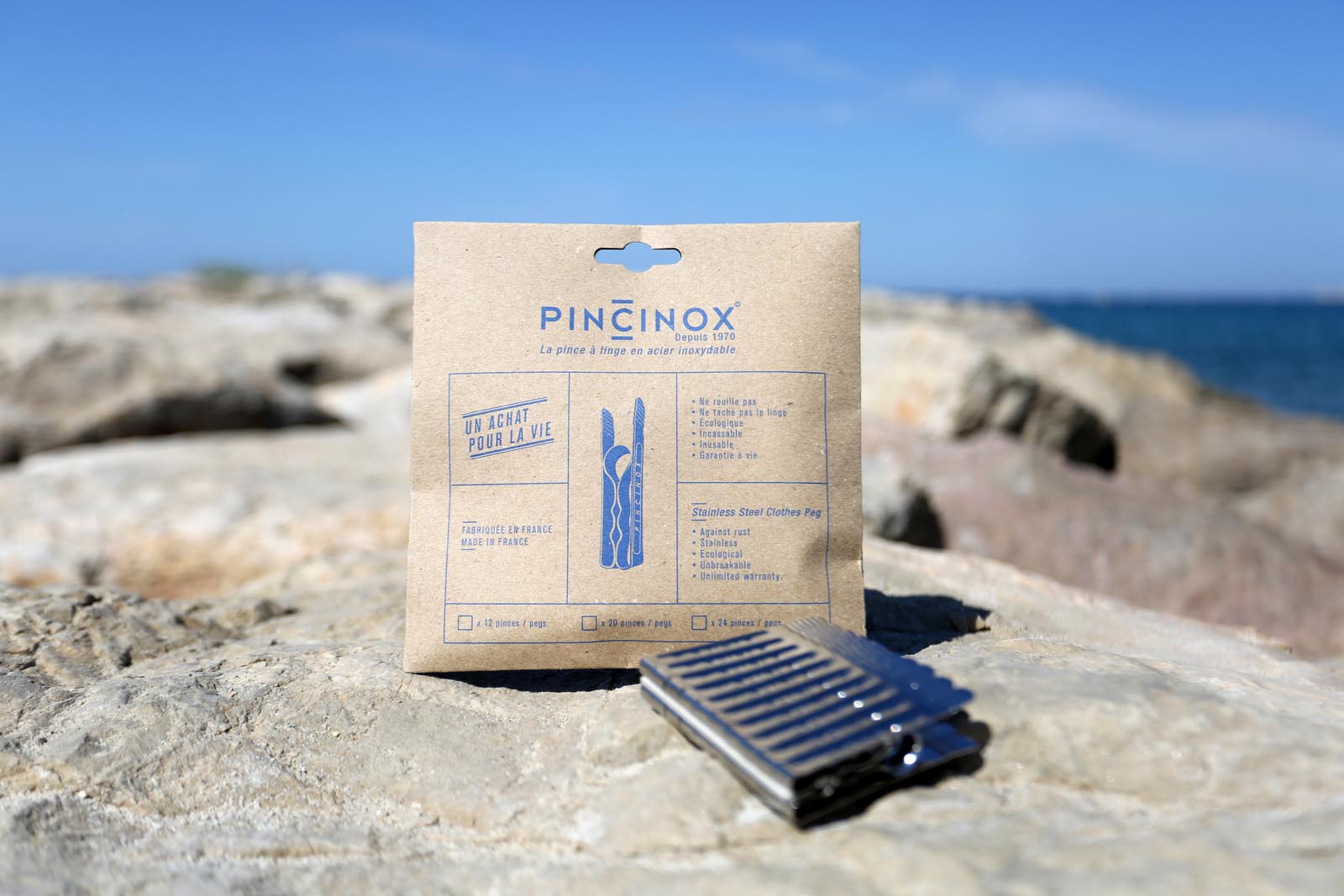 Pinchnox（パシノックス）は、1953年にフランスで誕生した、機能美と耐久性を兼ね備えたステンレス製ピンチの専門ブランドです。その象徴的な製品は、フランス・Aperam社製の単一ステンレス鋼ストリップから成形され、溶接やネジを一切使用せずに完成されるという、高度な加工技術の結晶。精密な圧延・研磨・曲げ加工が施され、卓越した強度と柔軟性を両立しています。プラスチック製や木製のピンチに見られる摩耗や劣化の心配がなく、錆びにくく、屋内外を問わずあらゆる環境で使用可能。エレガントでタイムレスなデザインは、美しさと実用性を見事に両立し、まさに一生ものとして愛用できる逸品です。製造は今も変わらずフランス国内で行われ、熟練職人の手によってひとつひとつ丁寧に仕上げられています。使い捨ての時代に抗い、持続可能な未来を見据えたPinchnoxは、暮らしに寄り添う真の道具です。