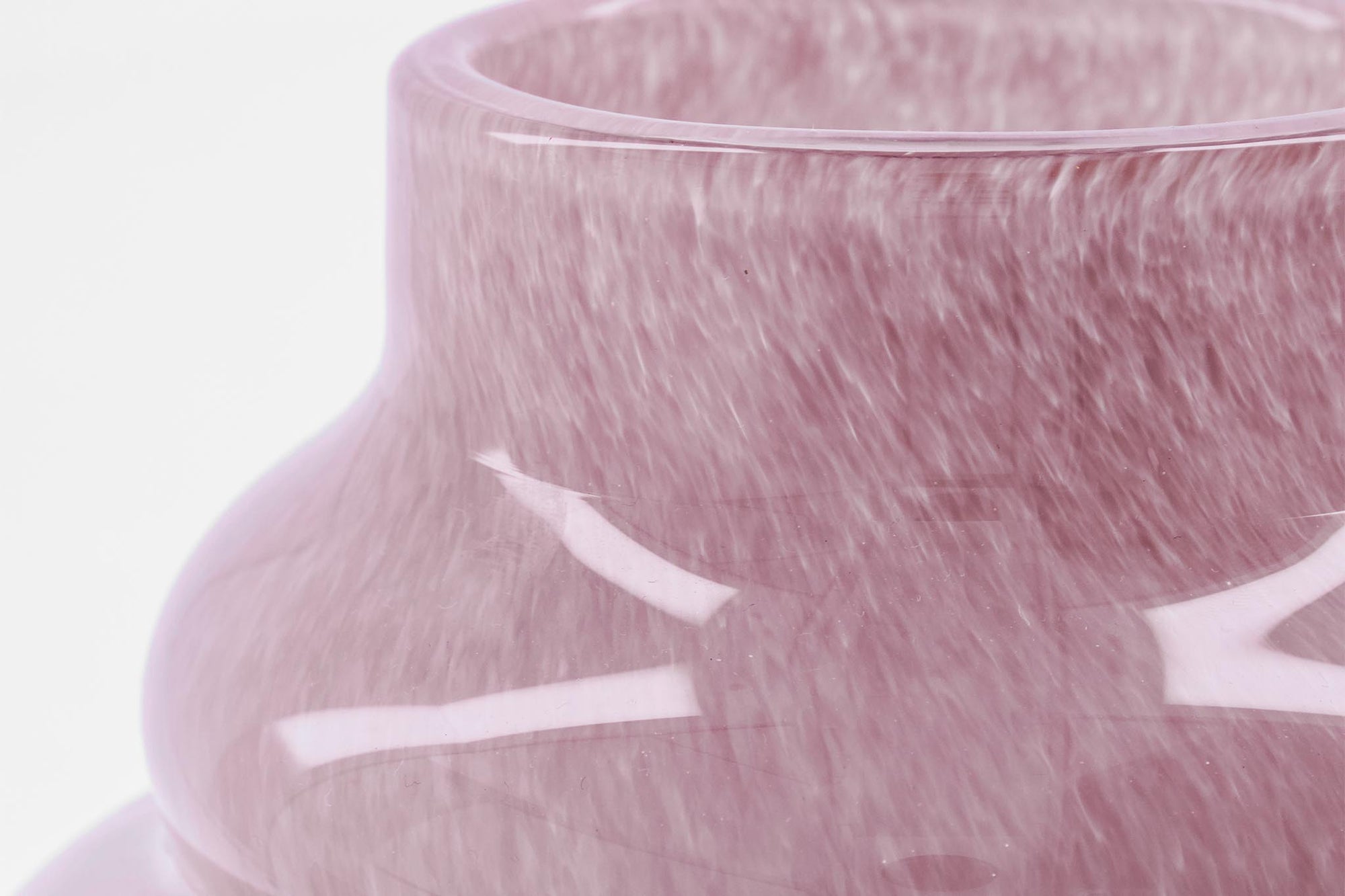 house doctorはデンマークのブランドです。人々が独自の空間を創造するのを刺激し支援したいという願望に基づいて生まれました。ブランドの美学はスカンジナビアンの伝統のデザインに根付いており、そこにインダストリアルなどの要素や世界中からのインスピレーションを加えています。彼らの製品は素材や質感などの細部にこだわったユニークなものだと感じます。