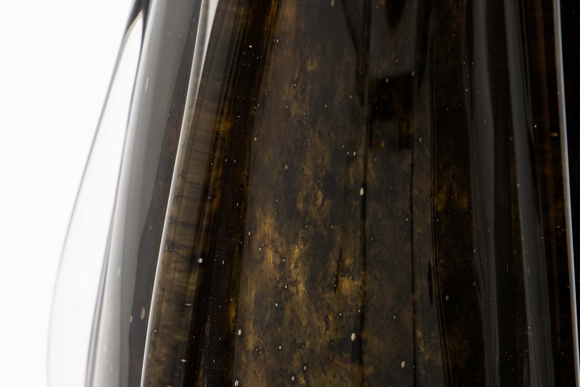 house doctorはデンマークのブランドです。人々が独自の空間を創造するのを刺激し支援したいという願望に基づいて生まれました。ブランドの美学はスカンジナビアンの伝統のデザインに根付いており、そこにインダストリアルなどの要素や世界中からのインスピレーションを加えています。彼らの製品は素材や質感などの細部にこだわったユニークなものだと感じます。