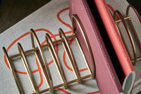 house doctorはデンマークのブランドです。人々が独自の空間を創造するのを刺激し支援したいという願望に基づいて生まれました。ブランドの美学はスカンジナビアンの伝統のデザインに根付いており、そこにインダストリアルなどの要素や世界中からのインスピレーションを加えています。彼らの製品は素材や質感などの細部にこだわったユニークなものだと感じます。