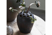 house doctorはデンマークのブランドです。人々が独自の空間を創造するのを刺激し支援したいという願望に基づいて生まれました。ブランドの美学はスカンジナビアンの伝統のデザインに根付いており、そこにインダストリアルなどの要素や世界中からのインスピレーションを加えています。彼らの製品は素材や質感などの細部にこだわったユニークなものだと感じます。