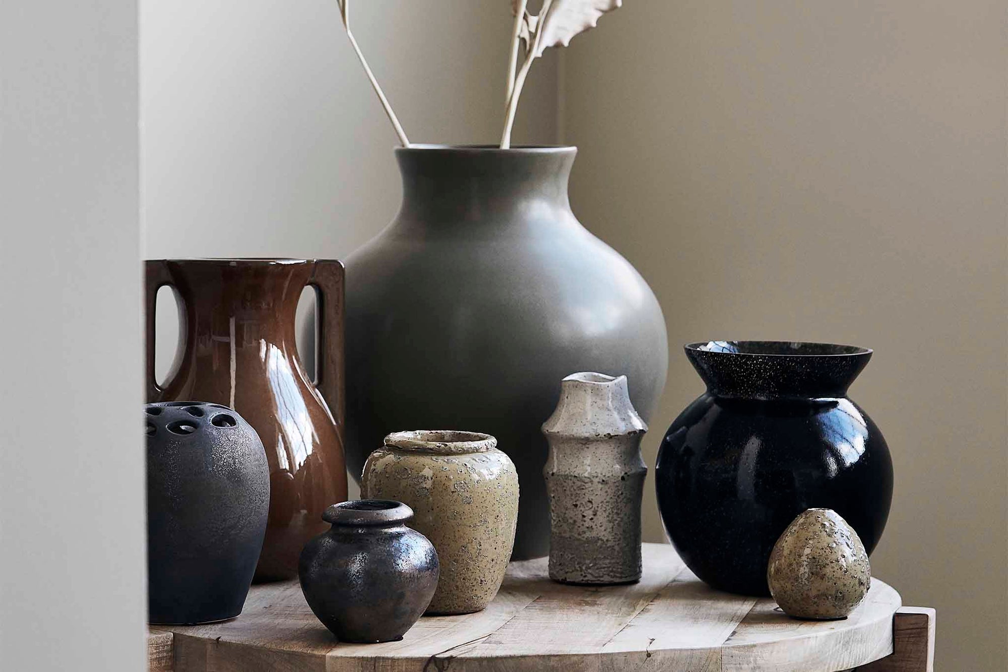 house doctorはデンマークのブランドです。人々が独自の空間を創造するのを刺激し支援したいという願望に基づいて生まれました。ブランドの美学はスカンジナビアンの伝統のデザインに根付いており、そこにインダストリアルなどの要素や世界中からのインスピレーションを加えています。彼らの製品は素材や質感などの細部にこだわったユニークなものだと感じます。