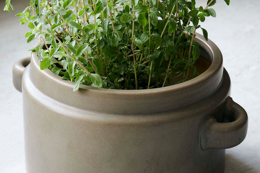 housedoctorはデンマークのブランドです。人々が独自の空間を創造するのを刺激し支援したいという願望に基づいて生まれました。ブランドの美学はスカンジナビアンの伝統のデザインに根付いており、そこにインダストリアルなどの要素や世界中からのインスピレーションを加えています。彼らの製品は素材や質感などの細部にこだわったユニークなものだと感じます。