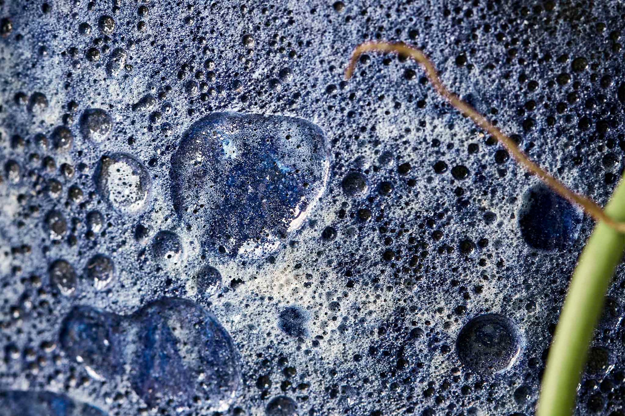 house doctorはデンマークのブランドです。人々が独自の空間を創造するのを刺激し支援したいという願望に基づいて生まれました。ブランドの美学はスカンジナビアンの伝統のデザインに根付いており、そこにインダストリアルなどの要素や世界中からのインスピレーションを加えています。彼らの製品は素材や質感などの細部にこだわったユニークなものだと感じます。