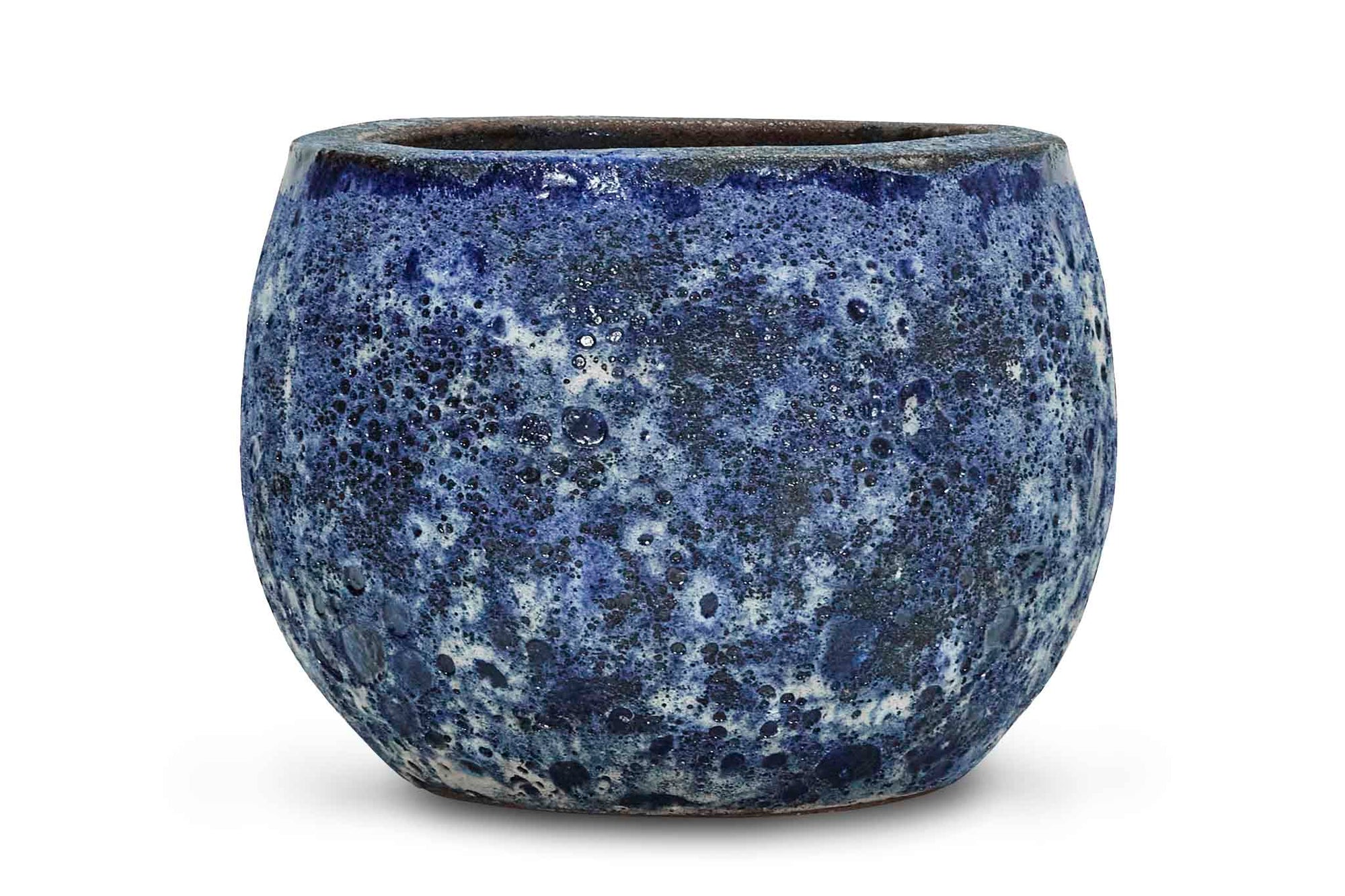 house doctorはデンマークのブランドです。人々が独自の空間を創造するのを刺激し支援したいという願望に基づいて生まれました。ブランドの美学はスカンジナビアンの伝統のデザインに根付いており、そこにインダストリアルなどの要素や世界中からのインスピレーションを加えています。彼らの製品は素材や質感などの細部にこだわったユニークなものだと感じます。