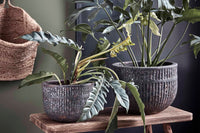 house doctorはデンマークのブランドです。人々が独自の空間を創造するのを刺激し支援したいという願望に基づいて生まれました。ブランドの美学はスカンジナビアンの伝統のデザインに根付いており、そこにインダストリアルなどの要素や世界中からのインスピレーションを加えています。彼らの製品は素材や質感などの細部にこだわったユニークなものだと感じます。