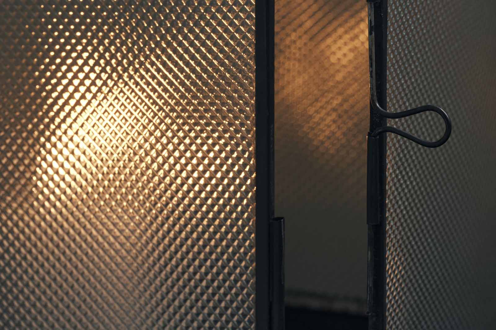 housedoctorはデンマークのブランドです。人々が独自の空間を創造するのを刺激し支援したいという願望に基づいて生まれました。ブランドの美学はスカンジナビアンの伝統のデザインに根付いており、そこにインダストリアルなどの要素や世界中からのインスピレーションを加えています。彼らの製品は素材や質感などの細部にこだわったユニークなものだと感じます。