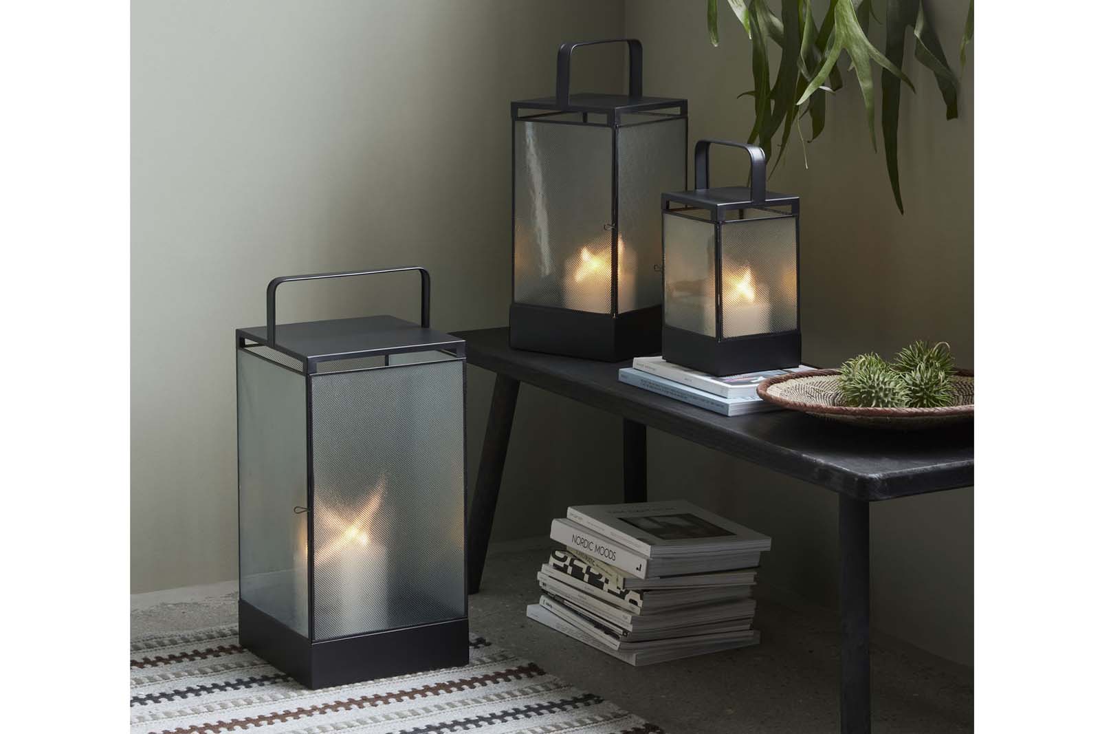 housedoctorはデンマークのブランドです。人々が独自の空間を創造するのを刺激し支援したいという願望に基づいて生まれました。ブランドの美学はスカンジナビアンの伝統のデザインに根付いており、そこにインダストリアルなどの要素や世界中からのインスピレーションを加えています。彼らの製品は素材や質感などの細部にこだわったユニークなものだと感じます。