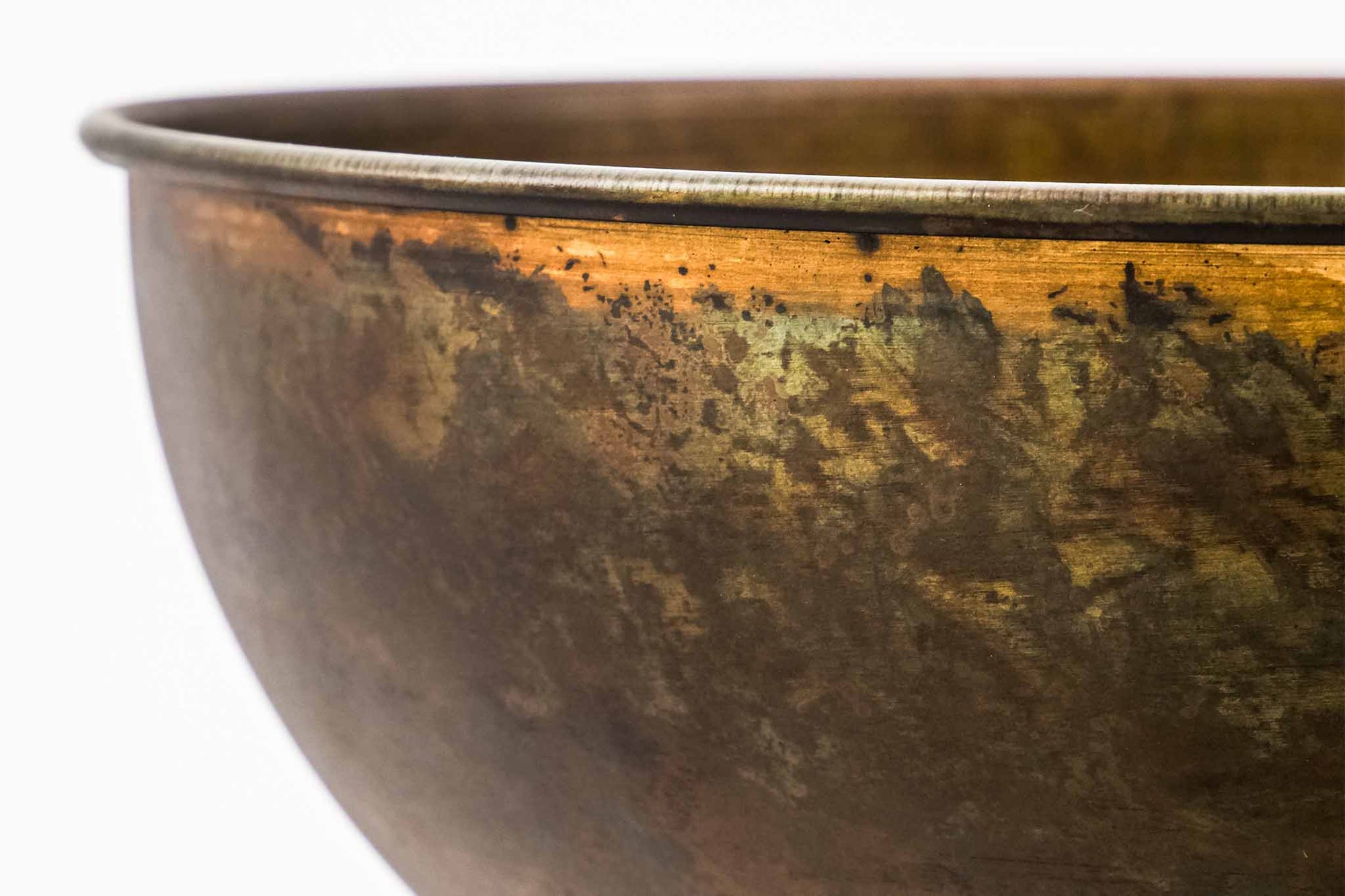 house doctorはデンマークのブランドです。人々が独自の空間を創造するのを刺激し支援したいという願望に基づいて生まれました。ブランドの美学はスカンジナビアンの伝統のデザインに根付いており、そこにインダストリアルなどの要素や世界中からのインスピレーションを加えています。彼らの製品は素材や質感などの細部にこだわったユニークなものだと感じます。