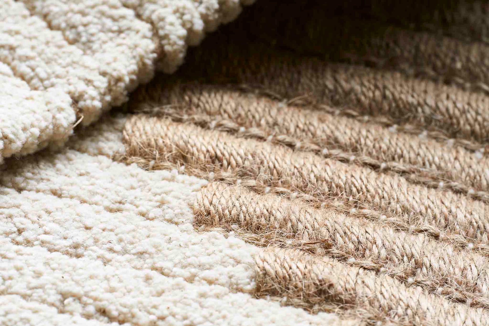 house doctorはデンマークのブランドです。人々が独自の空間を創造するのを刺激し支援したいという願望に基づいて生まれました。ブランドの美学はスカンジナビアンの伝統のデザインに根付いており、そこにインダストリアルなどの要素や世界中からのインスピレーションを加えています。彼らの製品は素材や質感などの細部にこだわったユニークなものだと感じます。