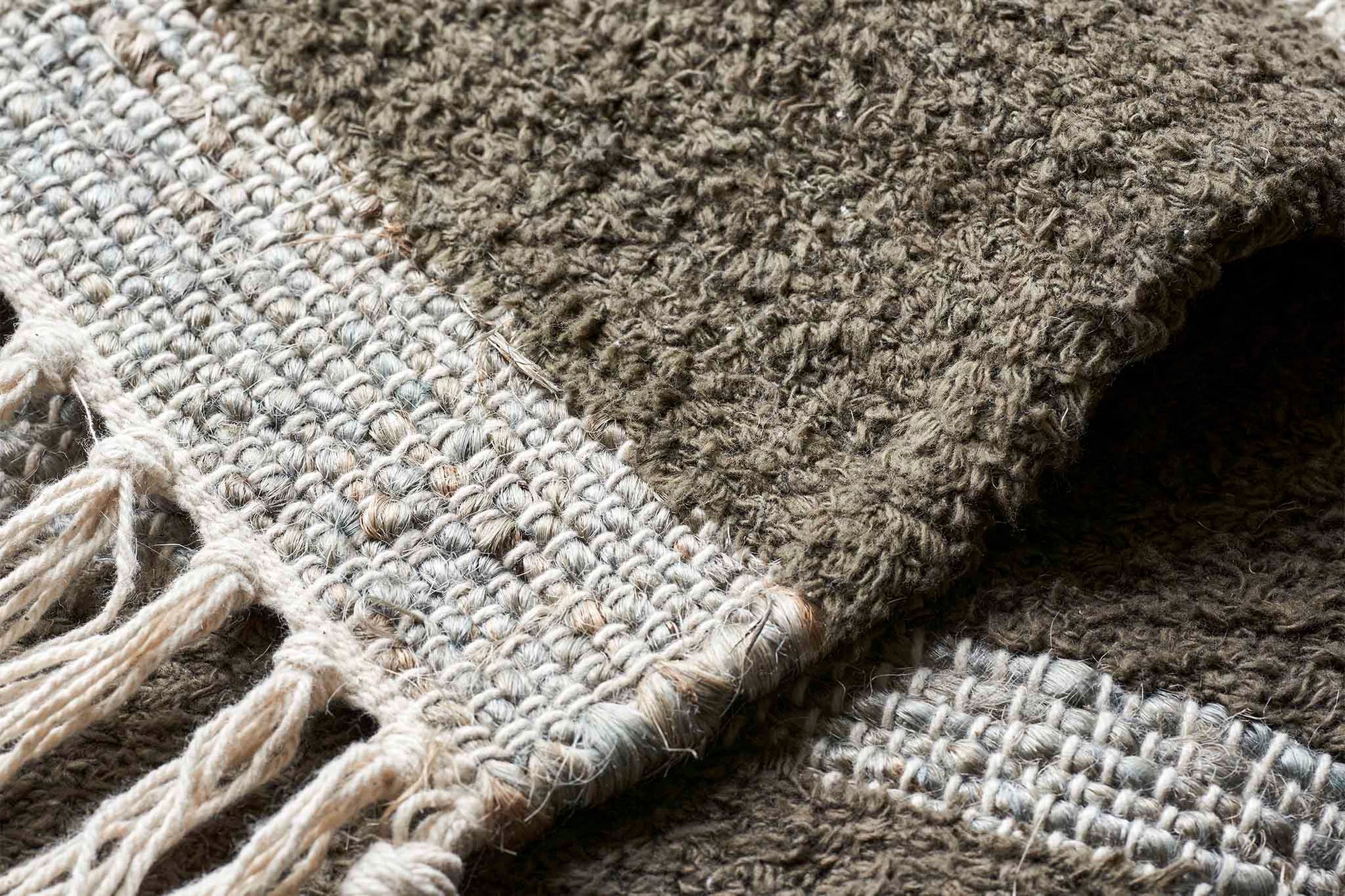 house doctorはデンマークのブランドです。人々が独自の空間を創造するのを刺激し支援したいという願望に基づいて生まれました。ブランドの美学はスカンジナビアンの伝統のデザインに根付いており、そこにインダストリアルなどの要素や世界中からのインスピレーションを加えています。彼らの製品は素材や質感などの細部にこだわったユニークなものだと感じます。