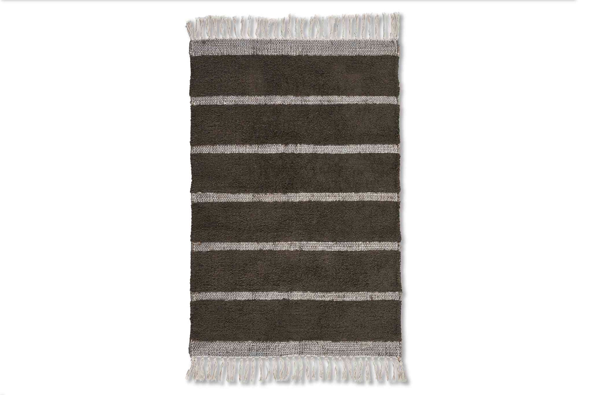 house doctorはデンマークのブランドです。人々が独自の空間を創造するのを刺激し支援したいという願望に基づいて生まれました。ブランドの美学はスカンジナビアンの伝統のデザインに根付いており、そこにインダストリアルなどの要素や世界中からのインスピレーションを加えています。彼らの製品は素材や質感などの細部にこだわったユニークなものだと感じます。