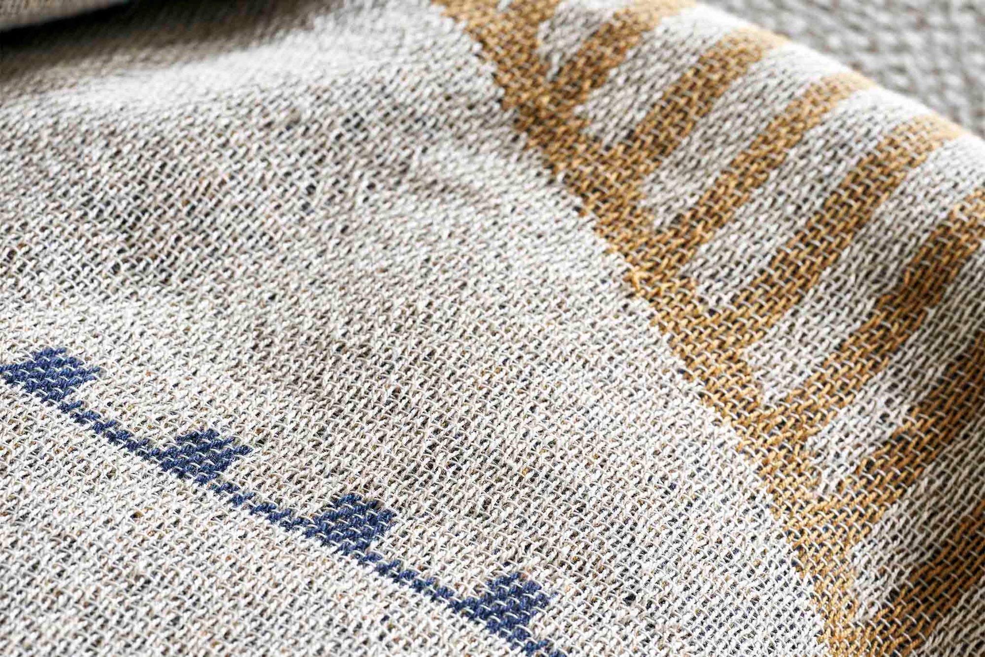 house doctorはデンマークのブランドです。人々が独自の空間を創造するのを刺激し支援したいという願望に基づいて生まれました。ブランドの美学はスカンジナビアンの伝統のデザインに根付いており、そこにインダストリアルなどの要素や世界中からのインスピレーションを加えています。彼らの製品は素材や質感などの細部にこだわったユニークなものだと感じます。