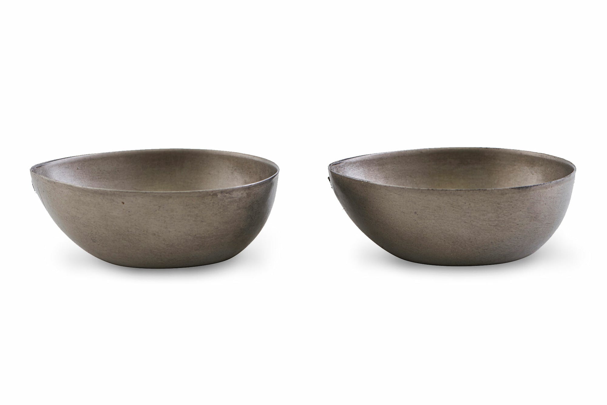 house doctorはデンマークのブランドです。人々が独自の空間を創造するのを刺激し支援したいという願望に基づいて生まれました。ブランドの美学はスカンジナビアンの伝統のデザインに根付いており、そこにインダストリアルなどの要素や世界中からのインスピレーションを加えています。彼らの製品は素材や質感などの細部にこだわったユニークなものだと感じます。