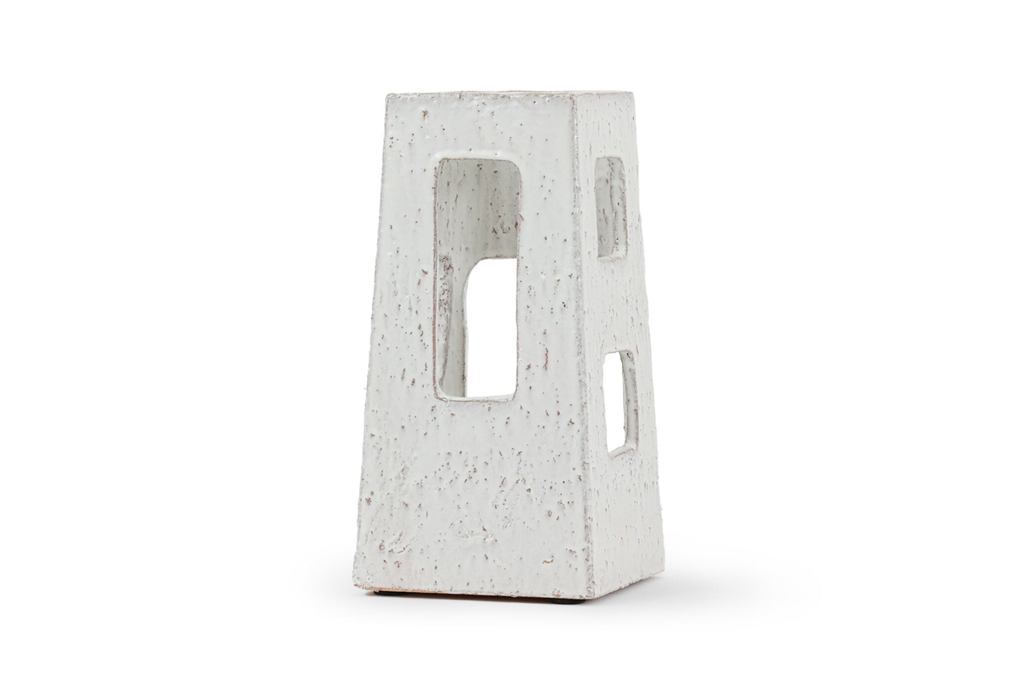 house doctorはデンマークのブランドです。人々が独自の空間を創造するのを刺激し支援したいという願望に基づいて生まれました。ブランドの美学はスカンジナビアンの伝統のデザインに根付いており、そこにインダストリアルなどの要素や世界中からのインスピレーションを加えています。彼らの製品は素材や質感などの細部にこだわったユニークなものだと感じます。