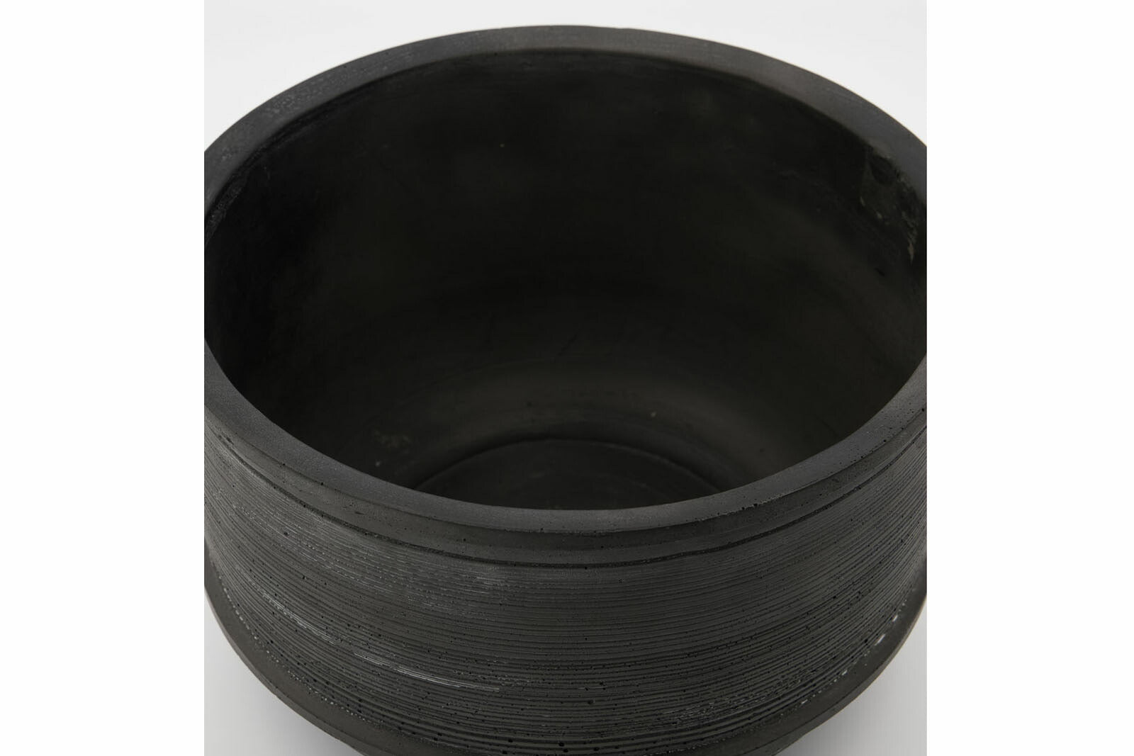 housedoctorはデンマークのブランドです。人々が独自の空間を創造するのを刺激し支援したいという願望に基づいて生まれました。ブランドの美学はスカンジナビアンの伝統のデザインに根付いており、そこにインダストリアルなどの要素や世界中からのインスピレーションを加えています。彼らの製品は素材や質感などの細部にこだわったユニークなものだと感じます。