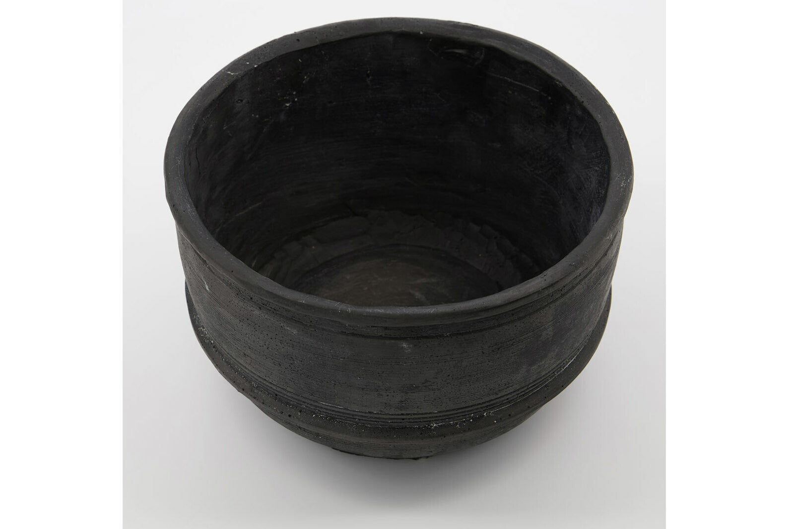 housedoctorはデンマークのブランドです。人々が独自の空間を創造するのを刺激し支援したいという願望に基づいて生まれました。ブランドの美学はスカンジナビアンの伝統のデザインに根付いており、そこにインダストリアルなどの要素や世界中からのインスピレーションを加えています。彼らの製品は素材や質感などの細部にこだわったユニークなものだと感じます。