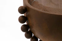 house doctorはデンマークのブランドです。人々が独自の空間を創造するのを刺激し支援したいという願望に基づいて生まれました。ブランドの美学はスカンジナビアンの伝統のデザインに根付いており、そこにインダストリアルなどの要素や世界中からのインスピレーションを加えています。彼らの製品は素材や質感などの細部にこだわったユニークなものだと感じます。