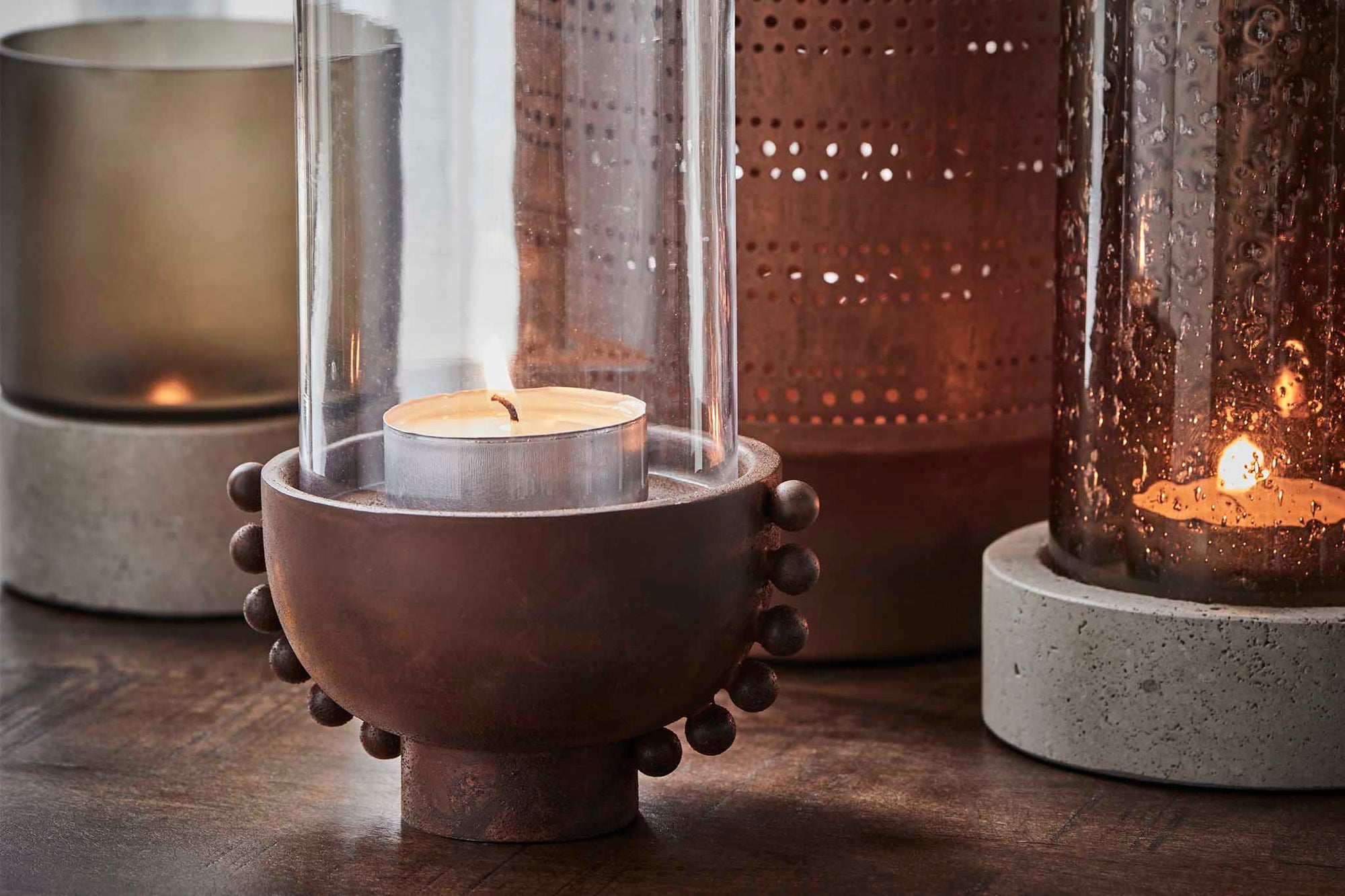 house doctorはデンマークのブランドです。人々が独自の空間を創造するのを刺激し支援したいという願望に基づいて生まれました。ブランドの美学はスカンジナビアンの伝統のデザインに根付いており、そこにインダストリアルなどの要素や世界中からのインスピレーションを加えています。彼らの製品は素材や質感などの細部にこだわったユニークなものだと感じます。