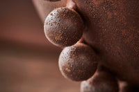 house doctorはデンマークのブランドです。人々が独自の空間を創造するのを刺激し支援したいという願望に基づいて生まれました。ブランドの美学はスカンジナビアンの伝統のデザインに根付いており、そこにインダストリアルなどの要素や世界中からのインスピレーションを加えています。彼らの製品は素材や質感などの細部にこだわったユニークなものだと感じます。