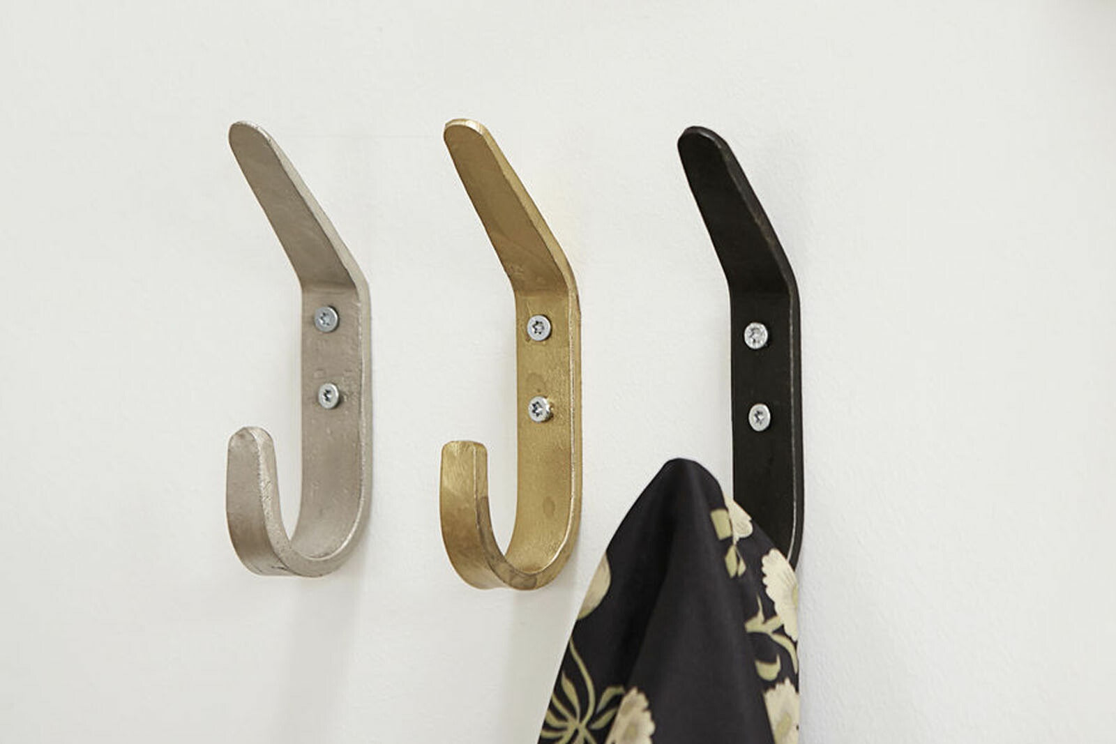 housedoctorはデンマークのブランドです。人々が独自の空間を創造するのを刺激し支援したいという願望に基づいて生まれました。ブランドの美学はスカンジナビアンの伝統のデザインに根付いており、そこにインダストリアルなどの要素や世界中からのインスピレーションを加えています。彼らの製品は素材や質感などの細部にこだわったユニークなものだと感じます。