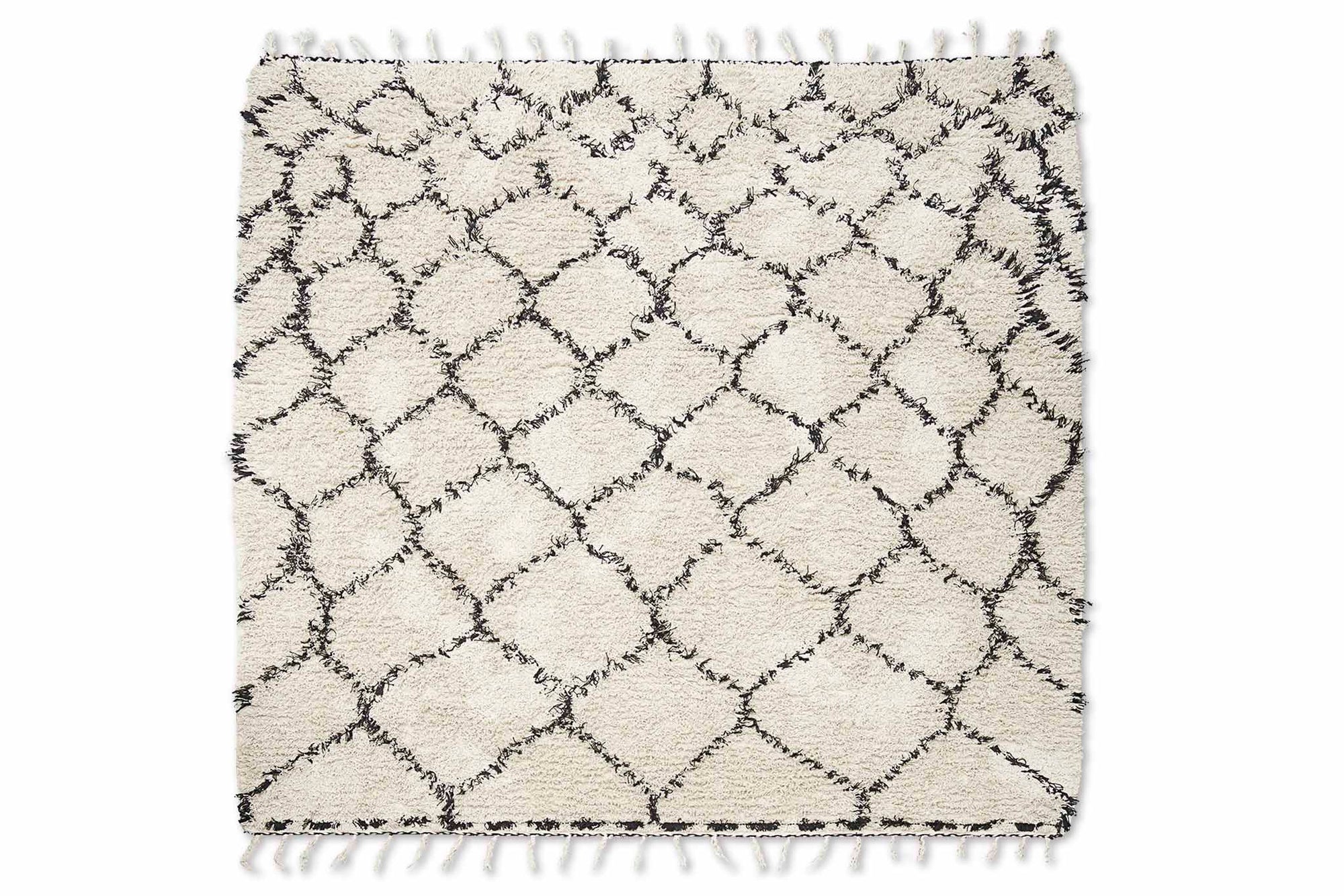 house doctorはデンマークのブランドです。人々が独自の空間を創造するのを刺激し支援したいという願望に基づいて生まれました。ブランドの美学はスカンジナビアンの伝統のデザインに根付いており、そこにインダストリアルなどの要素や世界中からのインスピレーションを加えています。彼らの製品は素材や質感などの細部にこだわったユニークなものだと感じます。