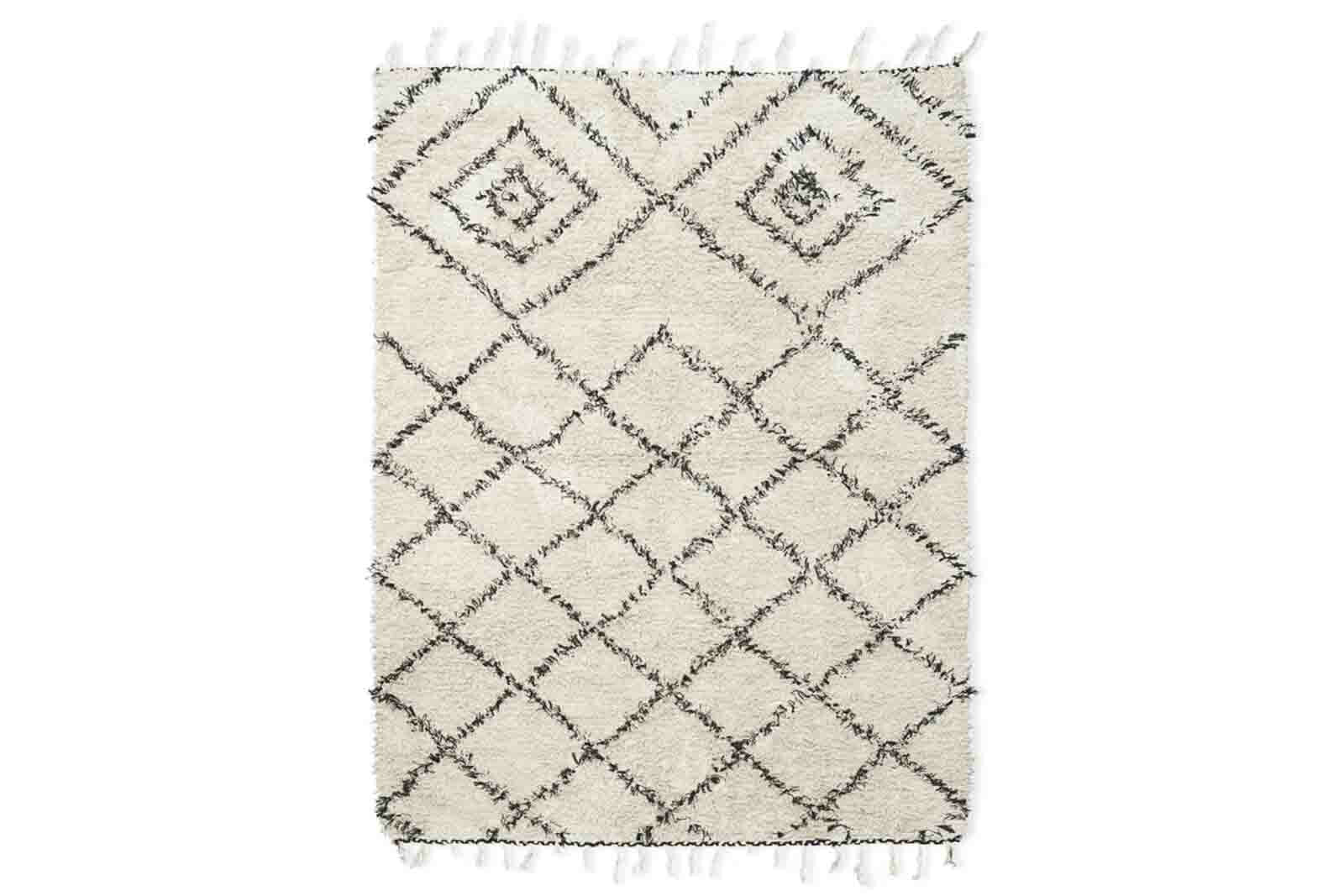 housedoctorはデンマークのブランドです。人々が独自の空間を創造するのを刺激し支援したいという願望に基づいて生まれました。ブランドの美学はスカンジナビアンの伝統のデザインに根付いており、そこにインダストリアルなどの要素や世界中からのインスピレーションを加えています。彼らの製品は素材や質感などの細部にこだわったユニークなものだと感じます。