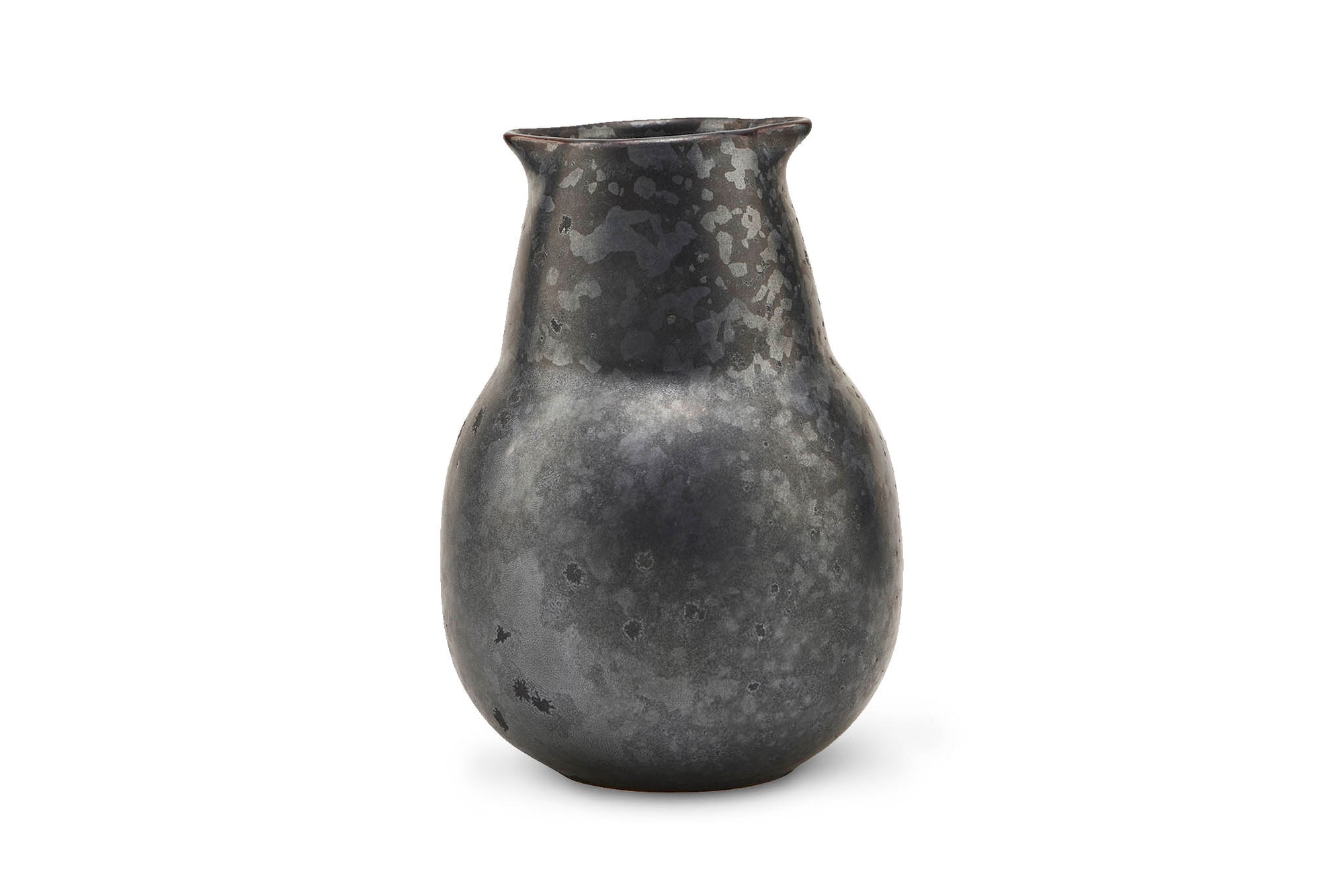 house doctorはデンマークのブランドです。人々が独自の空間を創造するのを刺激し支援したいという願望に基づいて生まれました。ブランドの美学はスカンジナビアンの伝統のデザインに根付いており、そこにインダストリアルなどの要素や世界中からのインスピレーションを加えています。彼らの製品は素材や質感などの細部にこだわったユニークなものだと感じます。