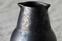 house doctorはデンマークのブランドです。人々が独自の空間を創造するのを刺激し支援したいという願望に基づいて生まれました。ブランドの美学はスカンジナビアンの伝統のデザインに根付いており、そこにインダストリアルなどの要素や世界中からのインスピレーションを加えています。彼らの製品は素材や質感などの細部にこだわったユニークなものだと感じます。