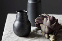 house doctorはデンマークのブランドです。人々が独自の空間を創造するのを刺激し支援したいという願望に基づいて生まれました。ブランドの美学はスカンジナビアンの伝統のデザインに根付いており、そこにインダストリアルなどの要素や世界中からのインスピレーションを加えています。彼らの製品は素材や質感などの細部にこだわったユニークなものだと感じます。