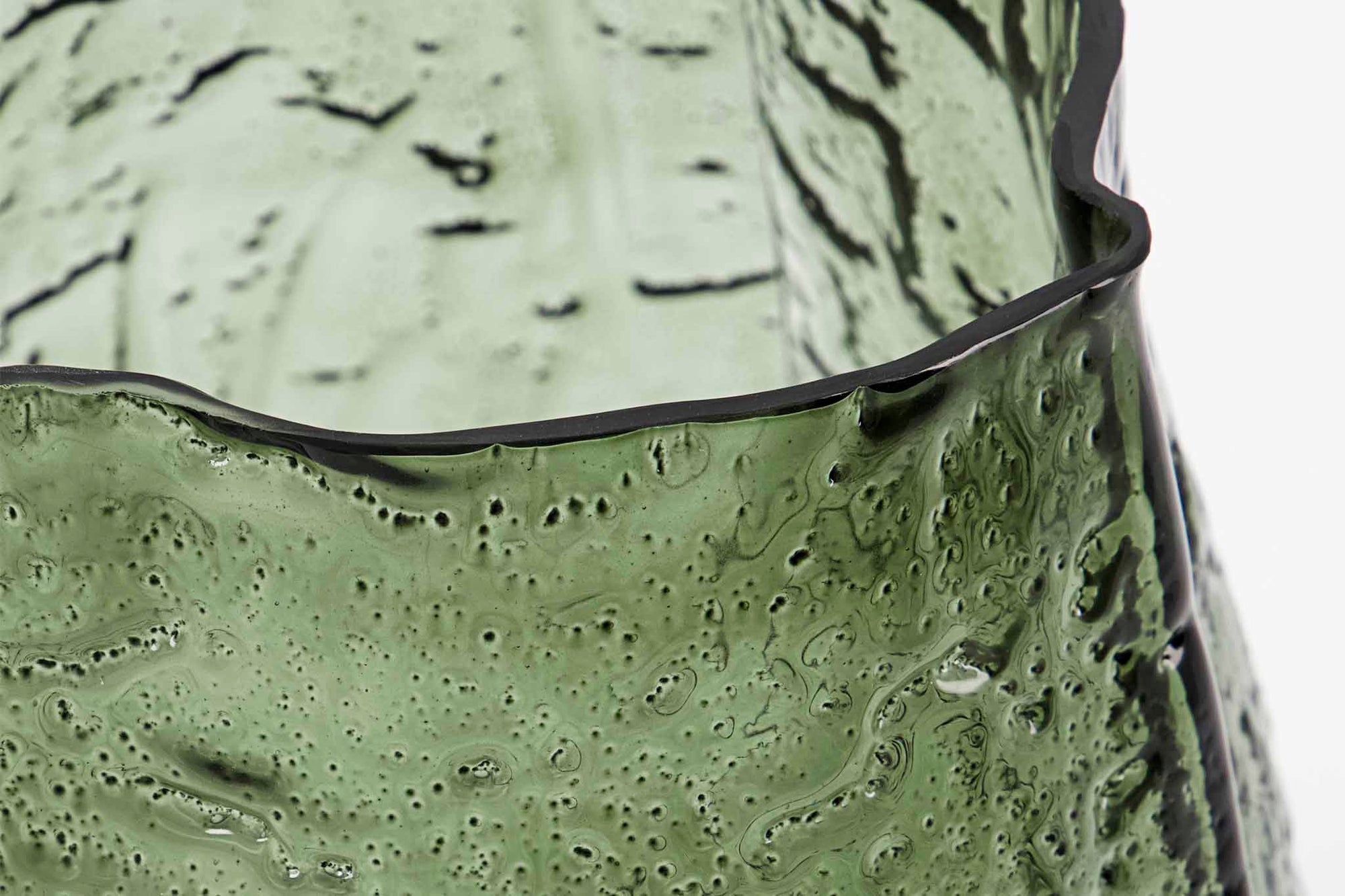 house doctorはデンマークのブランドです。人々が独自の空間を創造するのを刺激し支援したいという願望に基づいて生まれました。ブランドの美学はスカンジナビアンの伝統のデザインに根付いており、そこにインダストリアルなどの要素や世界中からのインスピレーションを加えています。彼らの製品は素材や質感などの細部にこだわったユニークなものだと感じます。