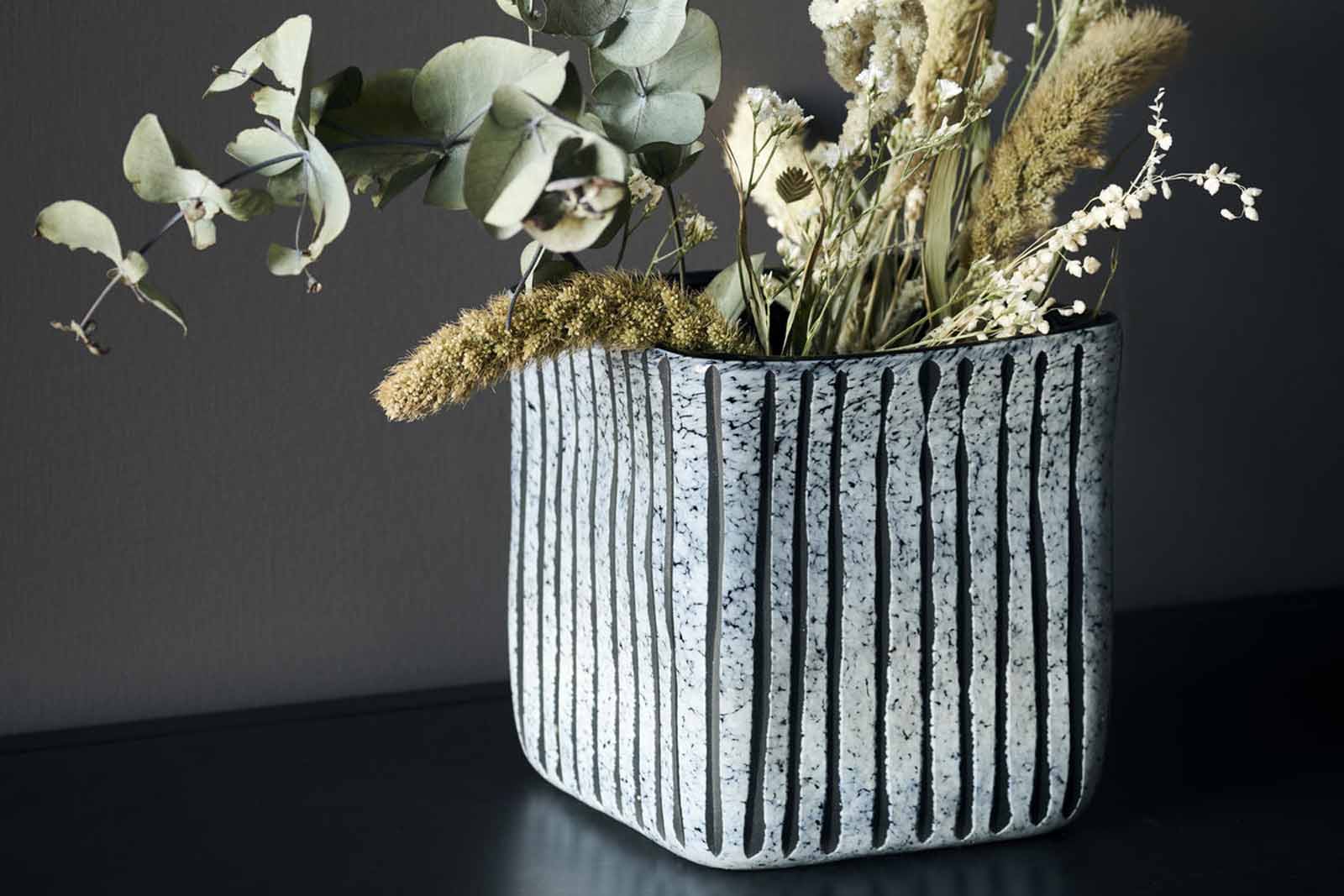 housedoctorはデンマークのブランドです。人々が独自の空間を創造するのを刺激し支援したいという願望に基づいて生まれました。ブランドの美学はスカンジナビアンの伝統のデザインに根付いており、そこにインダストリアルなどの要素や世界中からのインスピレーションを加えています。彼らの製品は素材や質感などの細部にこだわったユニークなものだと感じます。