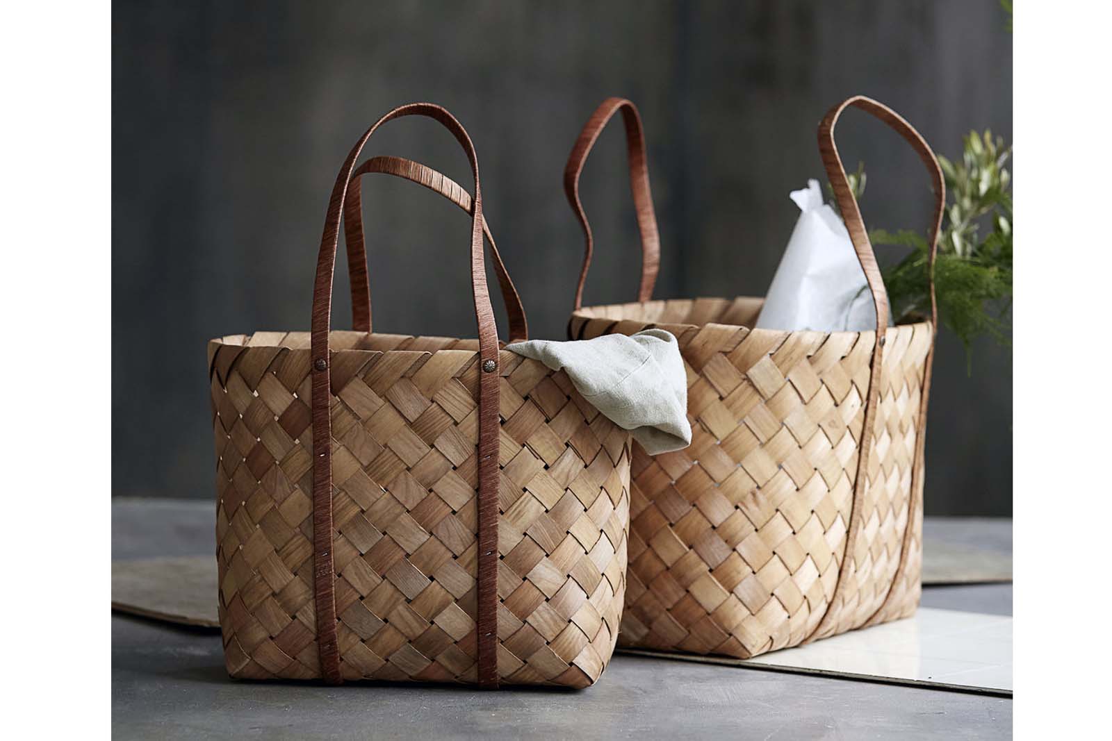 housedoctorはデンマークのブランドです。人々が独自の空間を創造するのを刺激し支援したいという願望に基づいて生まれました。ブランドの美学はスカンジナビアンの伝統のデザインに根付いており、そこにインダストリアルなどの要素や世界中からのインスピレーションを加えています。彼らの製品は素材や質感などの細部にこだわったユニークなものだと感じます。