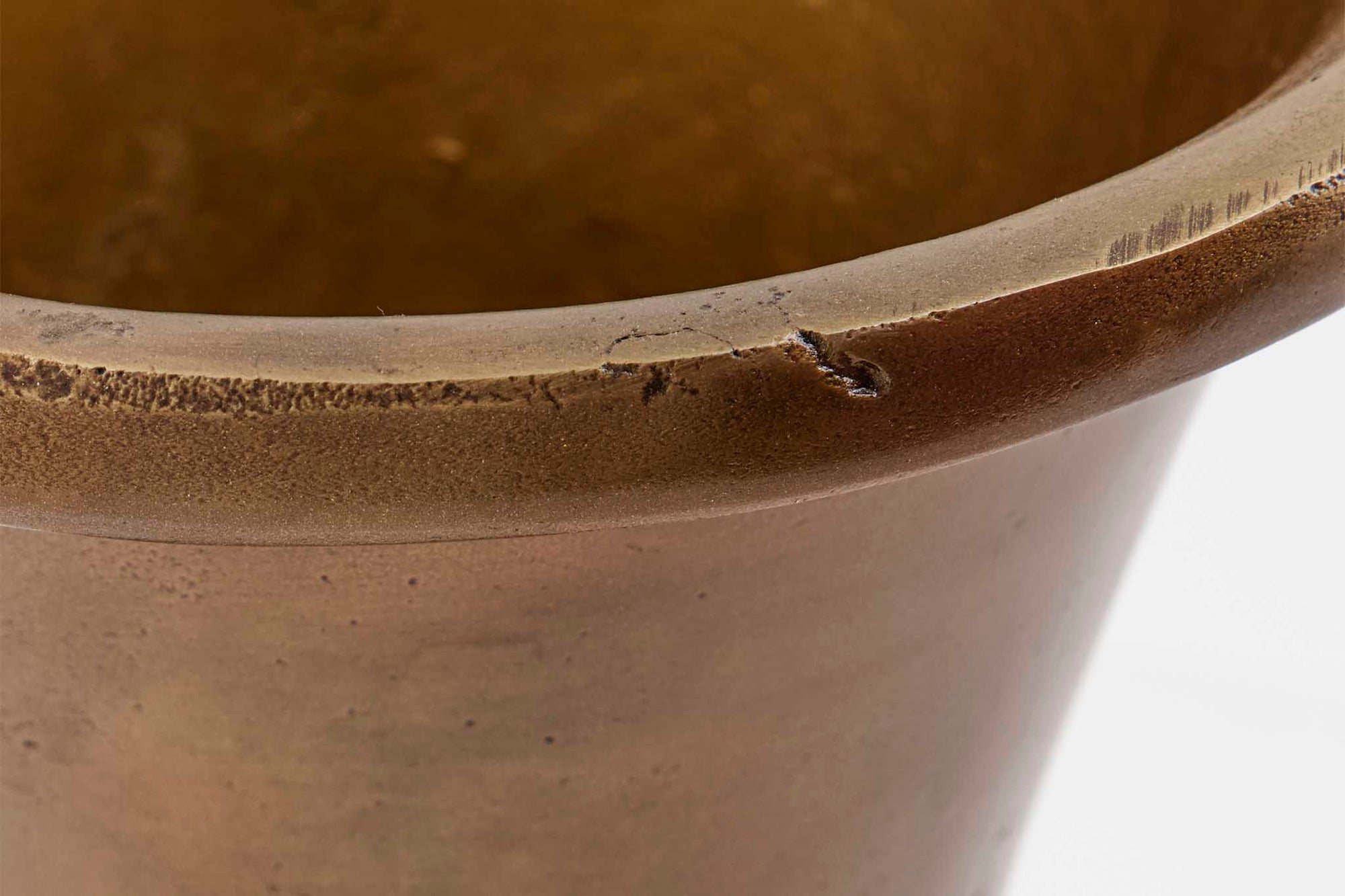 house doctorはデンマークのブランドです。人々が独自の空間を創造するのを刺激し支援したいという願望に基づいて生まれました。ブランドの美学はスカンジナビアンの伝統のデザインに根付いており、そこにインダストリアルなどの要素や世界中からのインスピレーションを加えています。彼らの製品は素材や質感などの細部にこだわったユニークなものだと感じます。