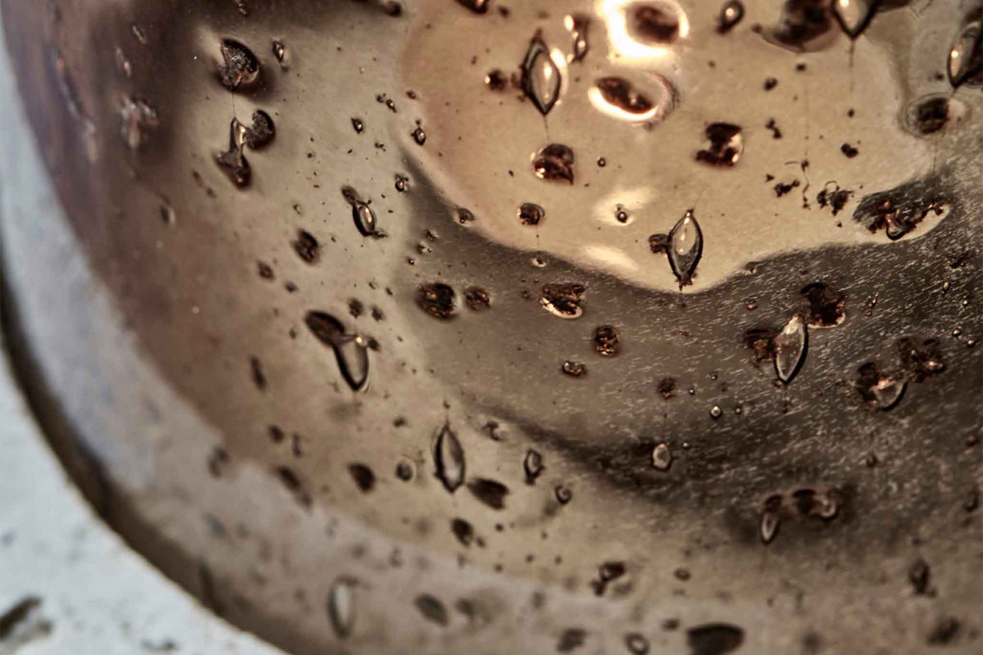 house doctorはデンマークのブランドです。人々が独自の空間を創造するのを刺激し支援したいという願望に基づいて生まれました。ブランドの美学はスカンジナビアンの伝統のデザインに根付いており、そこにインダストリアルなどの要素や世界中からのインスピレーションを加えています。彼らの製品は素材や質感などの細部にこだわったユニークなものだと感じます。