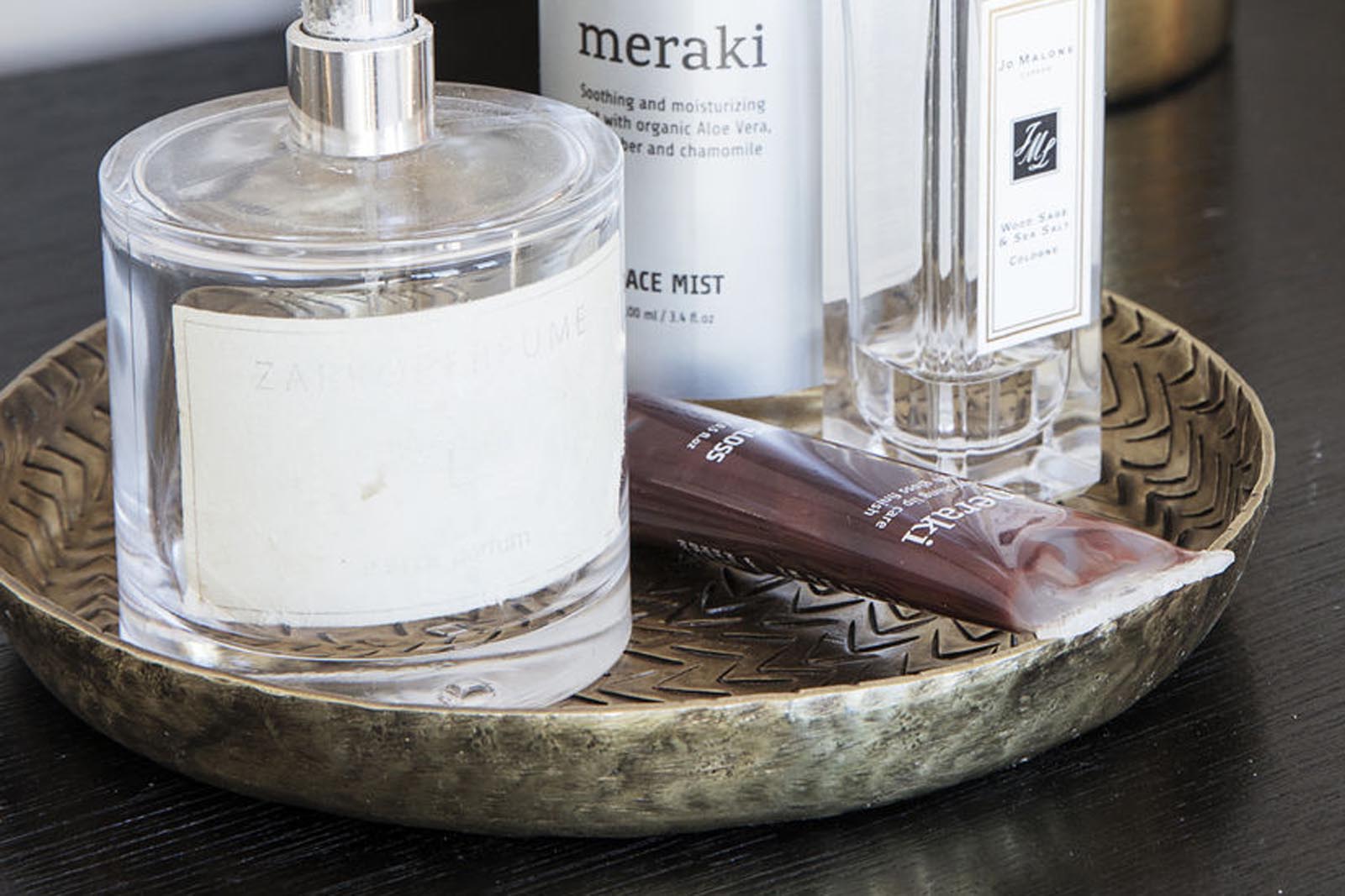 housedoctorはデンマークのブランドです。人々が独自の空間を創造するのを刺激し支援したいという願望に基づいて生まれました。ブランドの美学はスカンジナビアンの伝統のデザインに根付いており、そこにインダストリアルなどの要素や世界中からのインスピレーションを加えています。彼らの製品は素材や質感などの細部にこだわったユニークなものだと感じます。