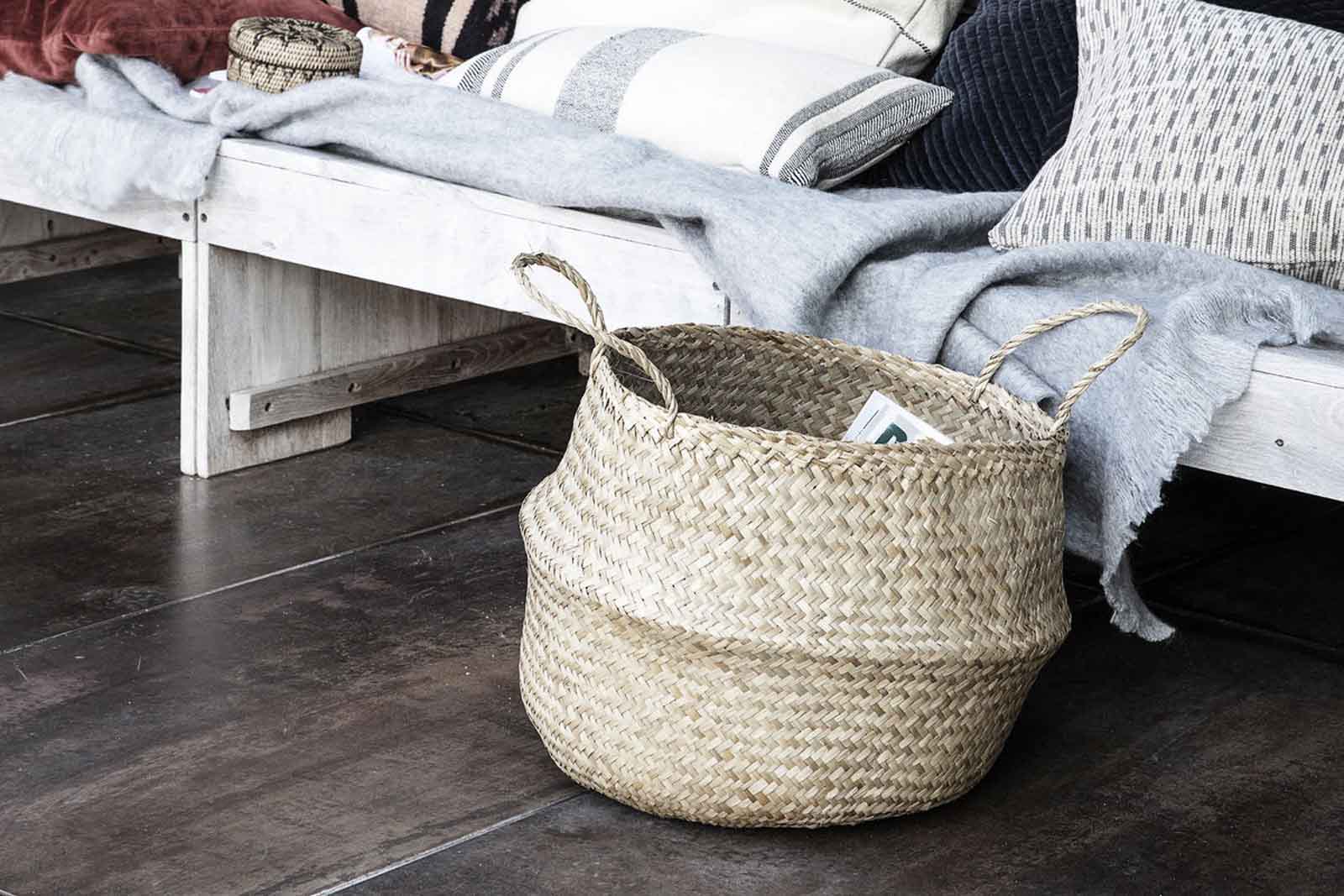 housedoctorはデンマークのブランドです。人々が独自の空間を創造するのを刺激し支援したいという願望に基づいて生まれました。ブランドの美学はスカンジナビアンの伝統のデザインに根付いており、そこにインダストリアルなどの要素や世界中からのインスピレーションを加えています。彼らの製品は素材や質感などの細部にこだわったユニークなものだと感じます。